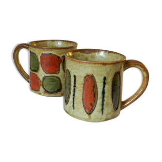 Enamelled stoneware cups