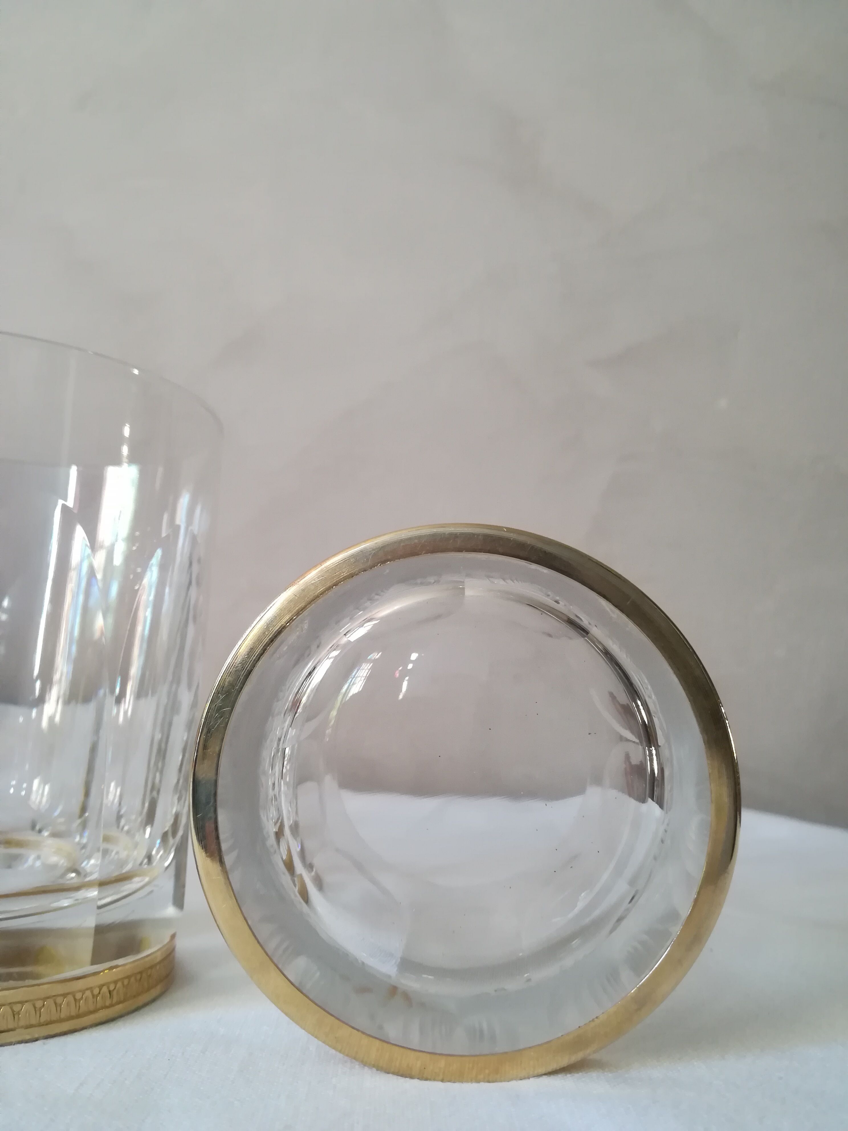 4 crystal whiskey glasses on gold frame