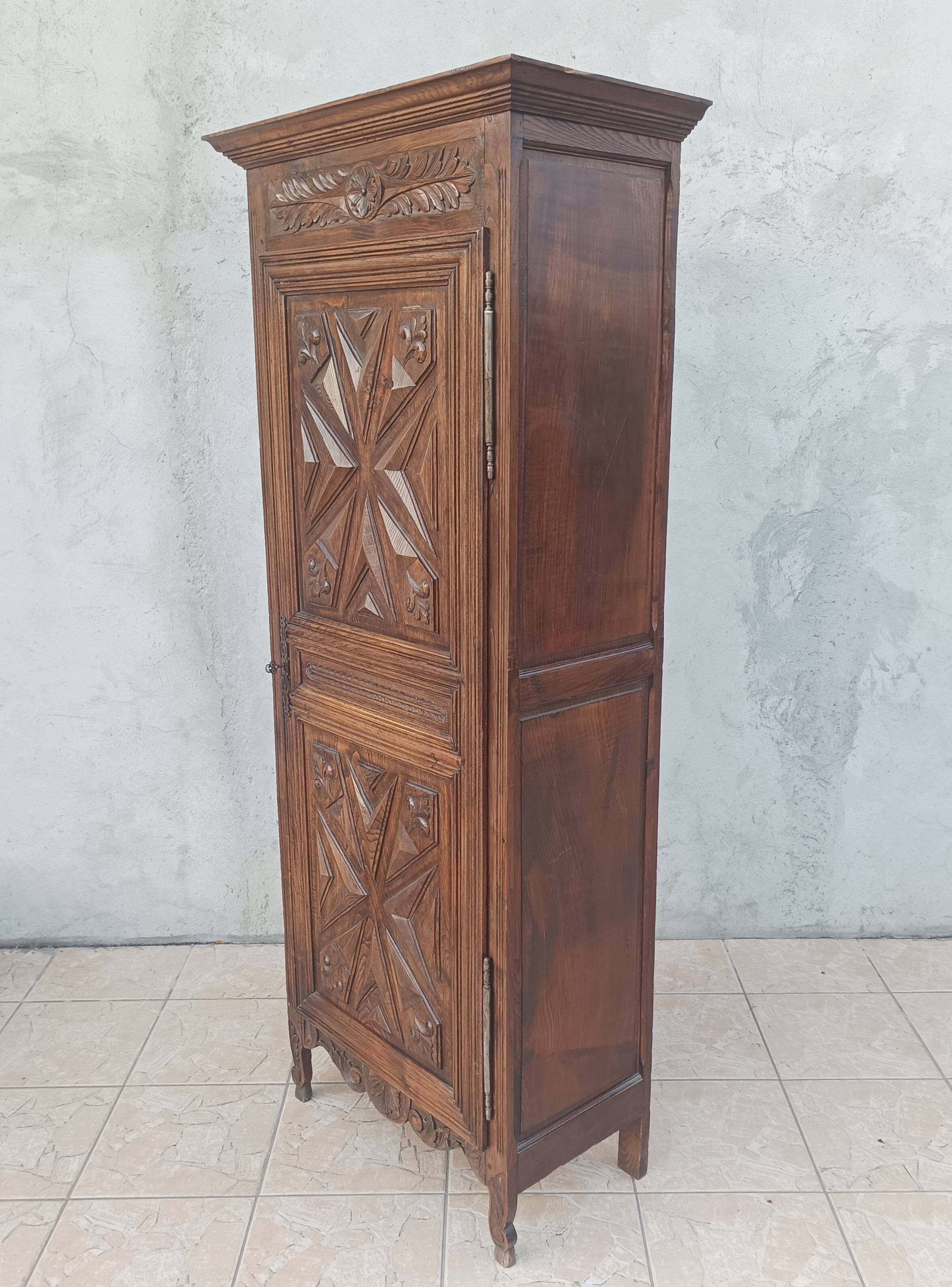 Standing man Louis XIII in oak