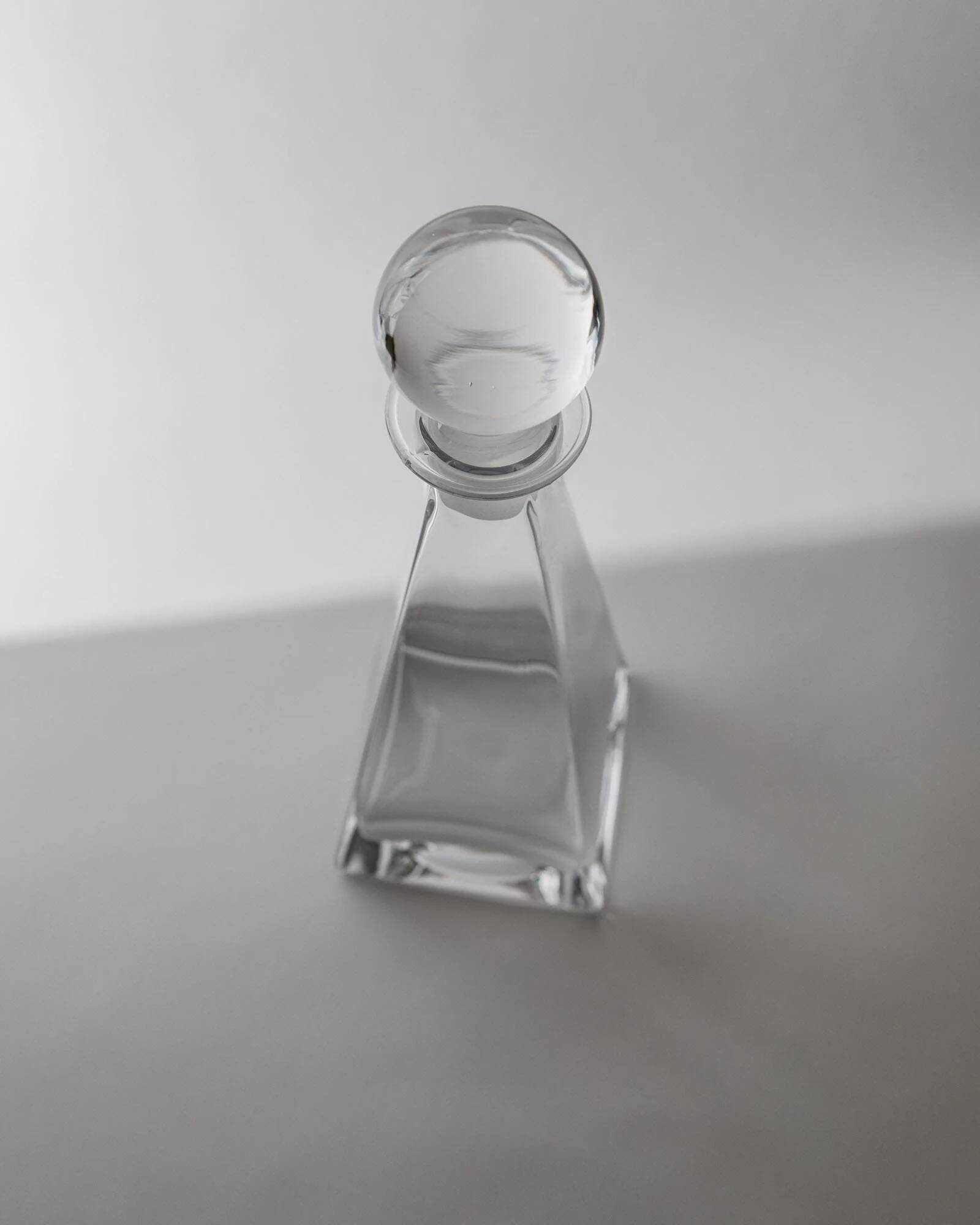 Vintage Murano glass decanter from the 1980s, transparent crystal pyramid with a spherical stopper, Linea 7.