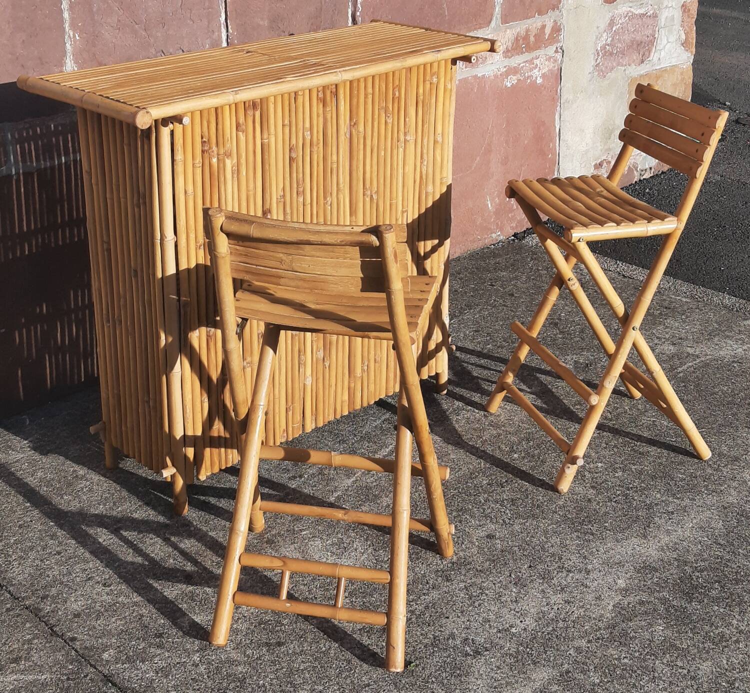 Bamboo counter or bar. (With 2 folding high chairs)