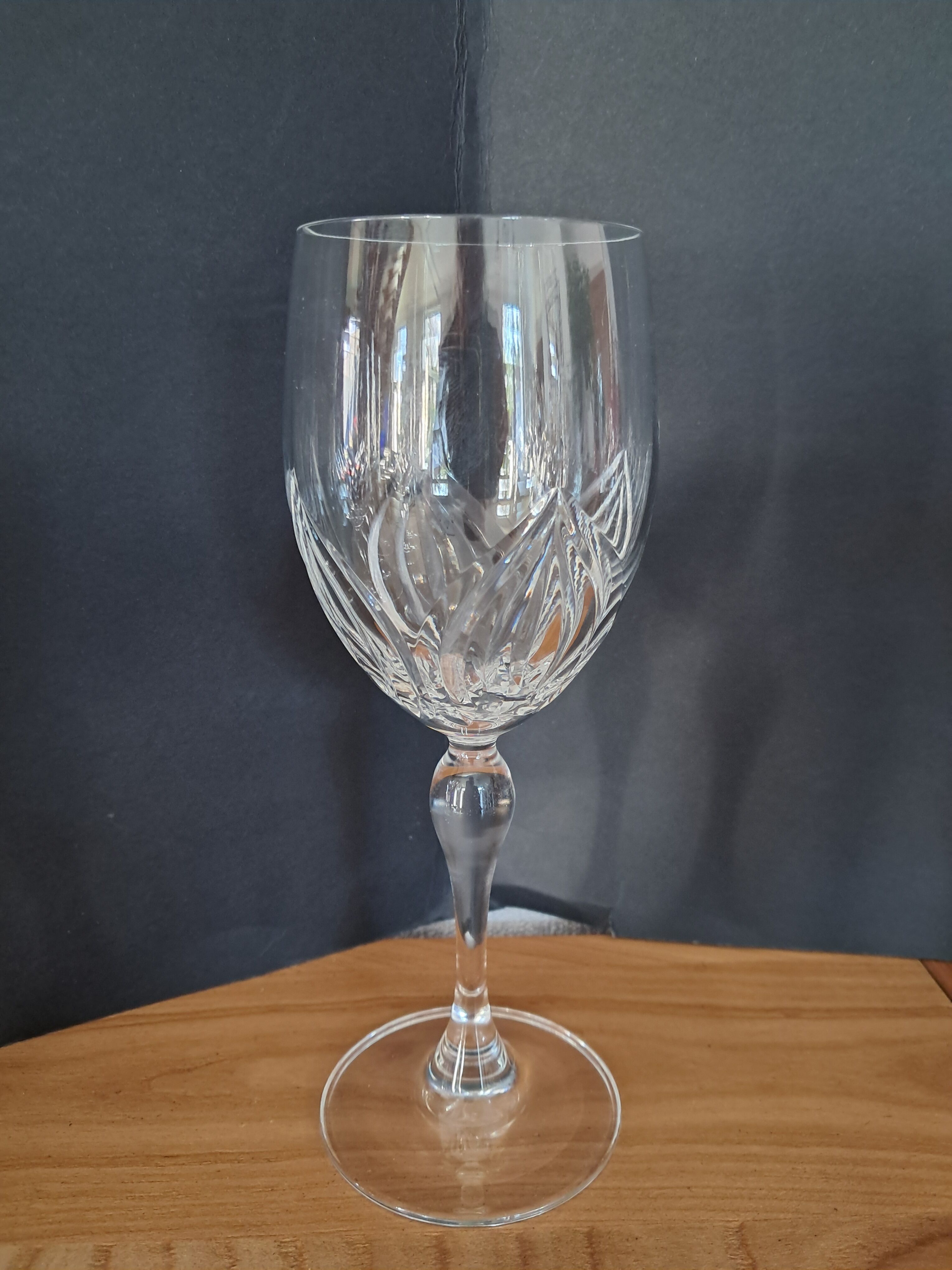 Crystal wine glasses with petal decoration