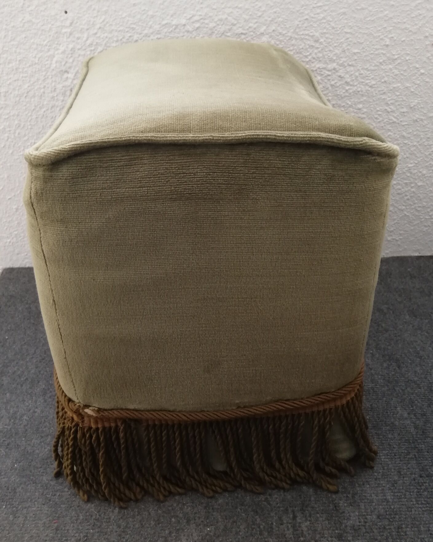 Green velvet pouf 60s