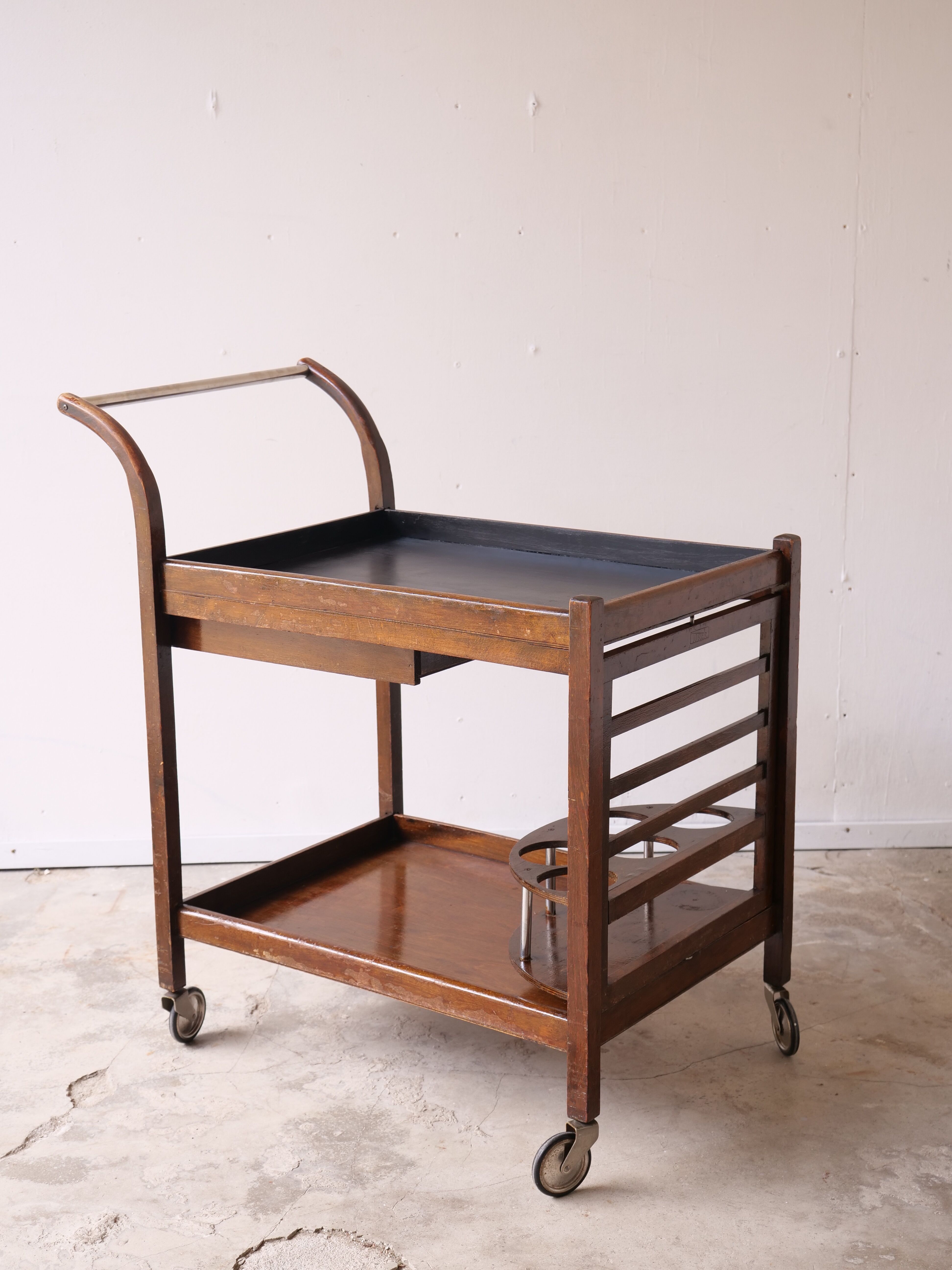 Serving art deco tork