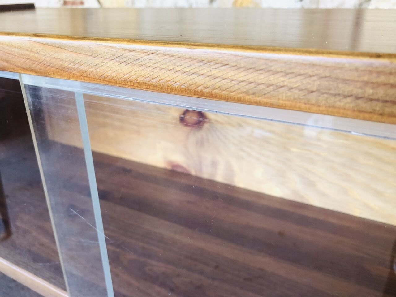 Étagère murale vintage avec portes coulissantes en plexiglass