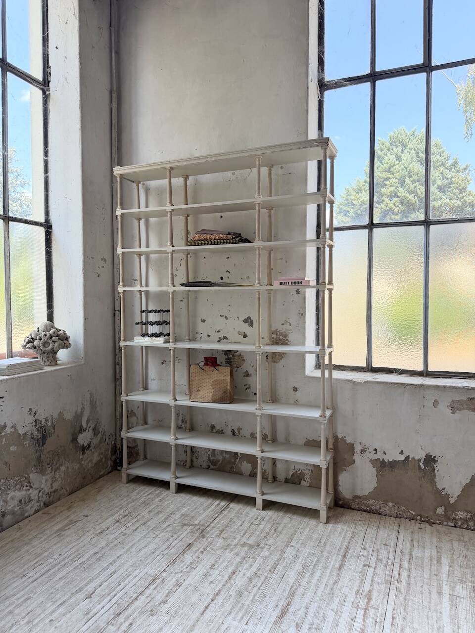 Bibliothèque, étagère XL Napoléon en bois patiné blanc