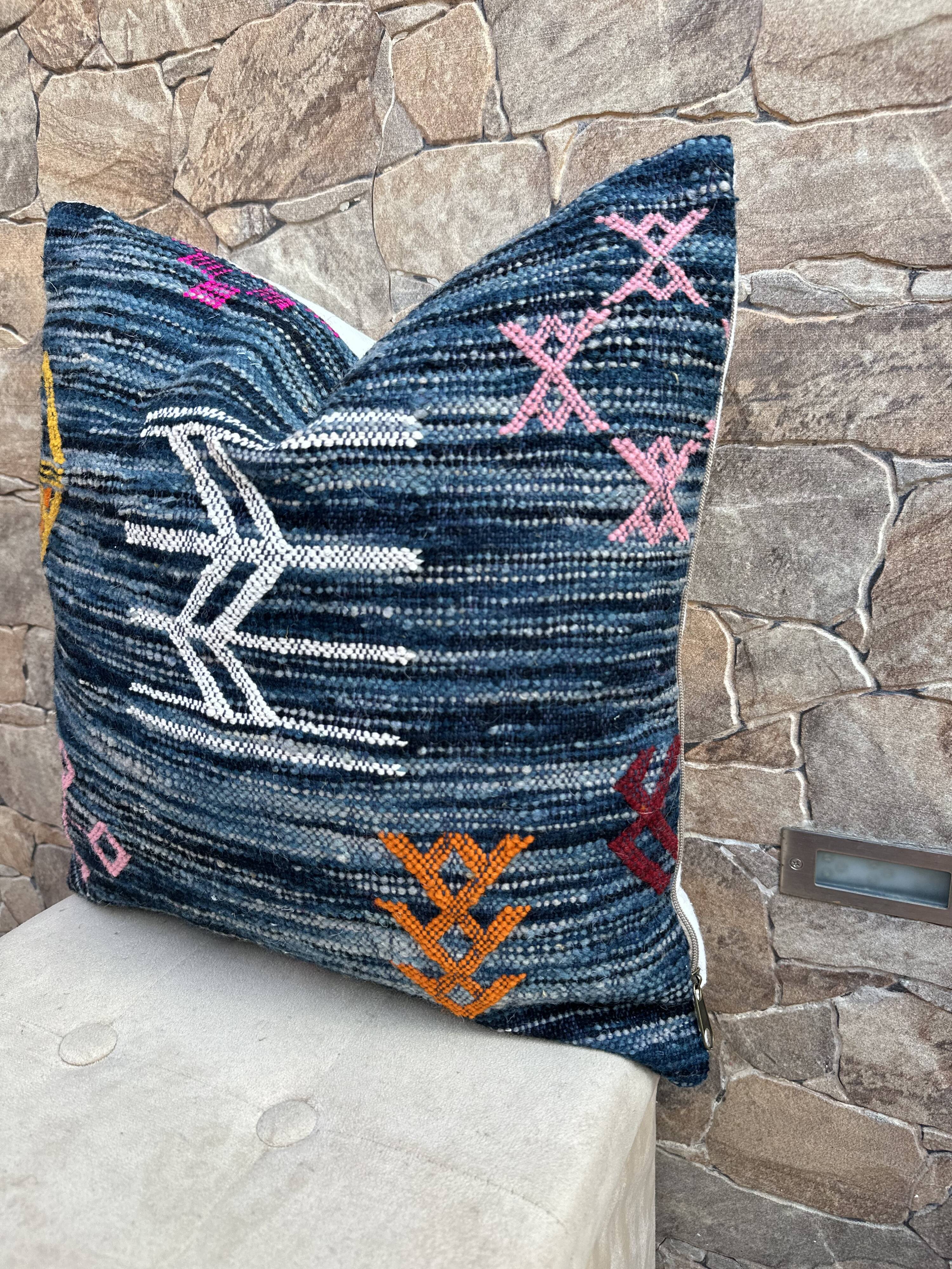 Moroccan Kilim cushion cover: Handmade wool cushion.