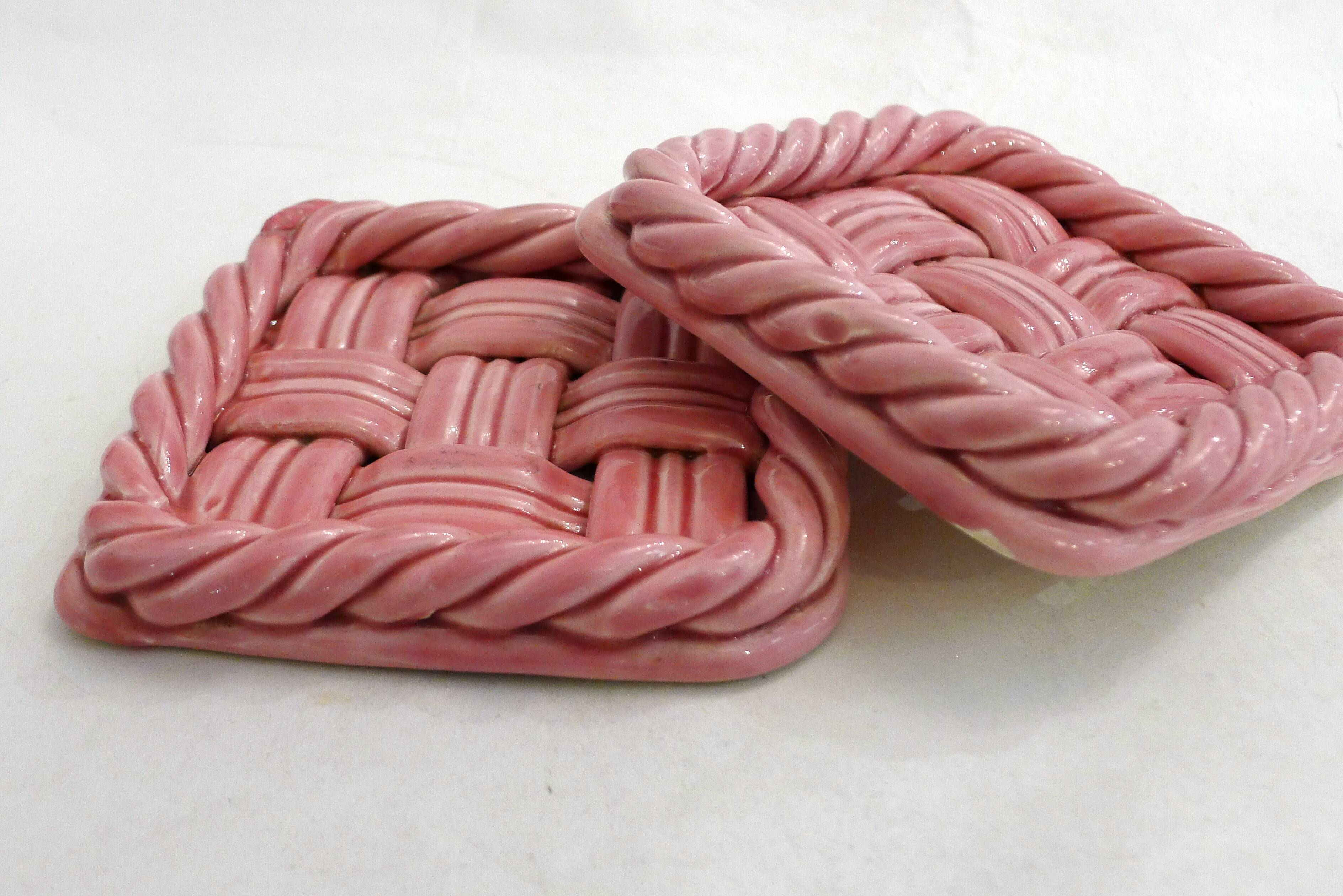 Woven pair of bottle coasters, in pink Vallauris earthenware.