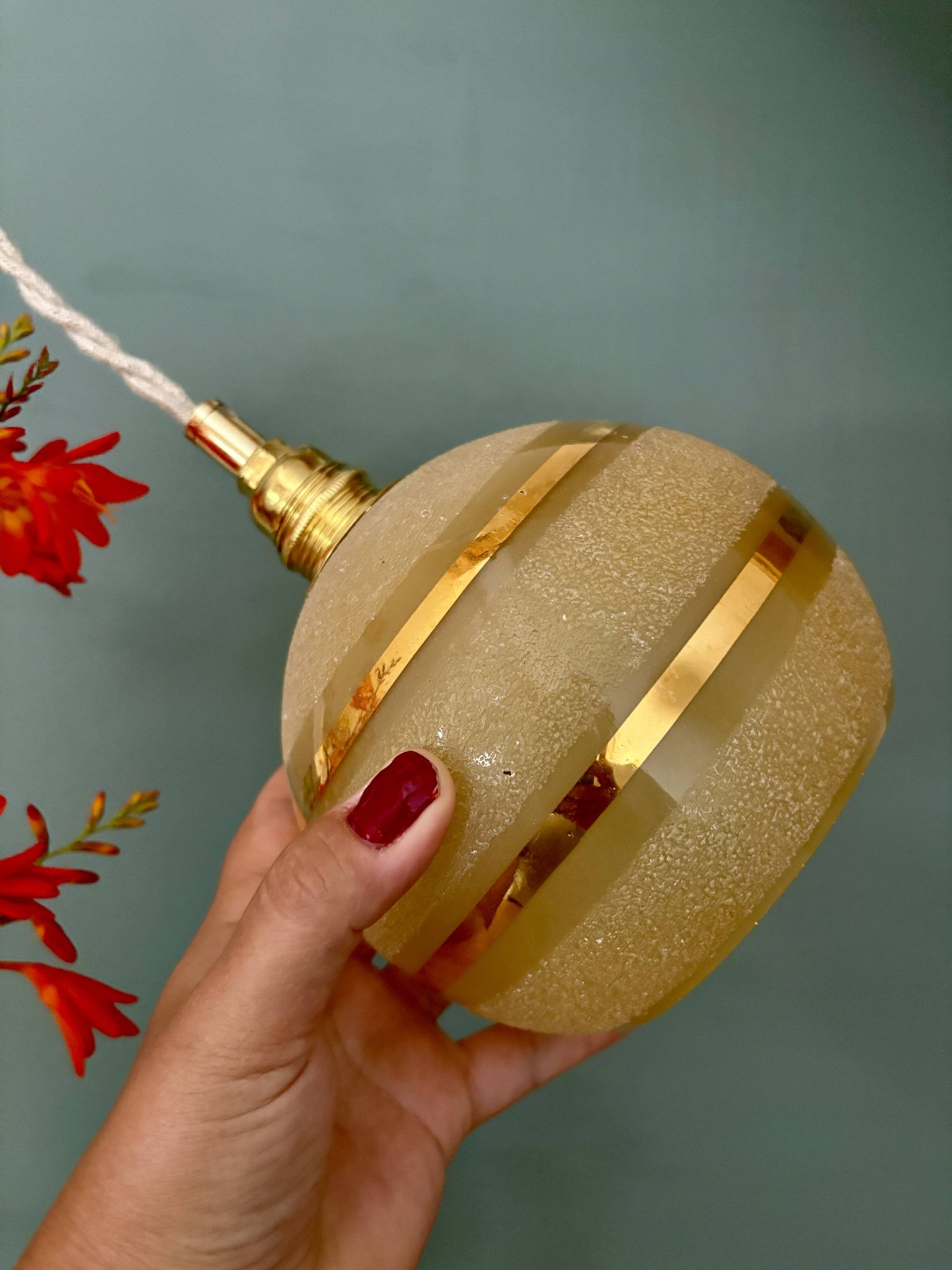 Suspension globe vintage en verre granité jaune et doré