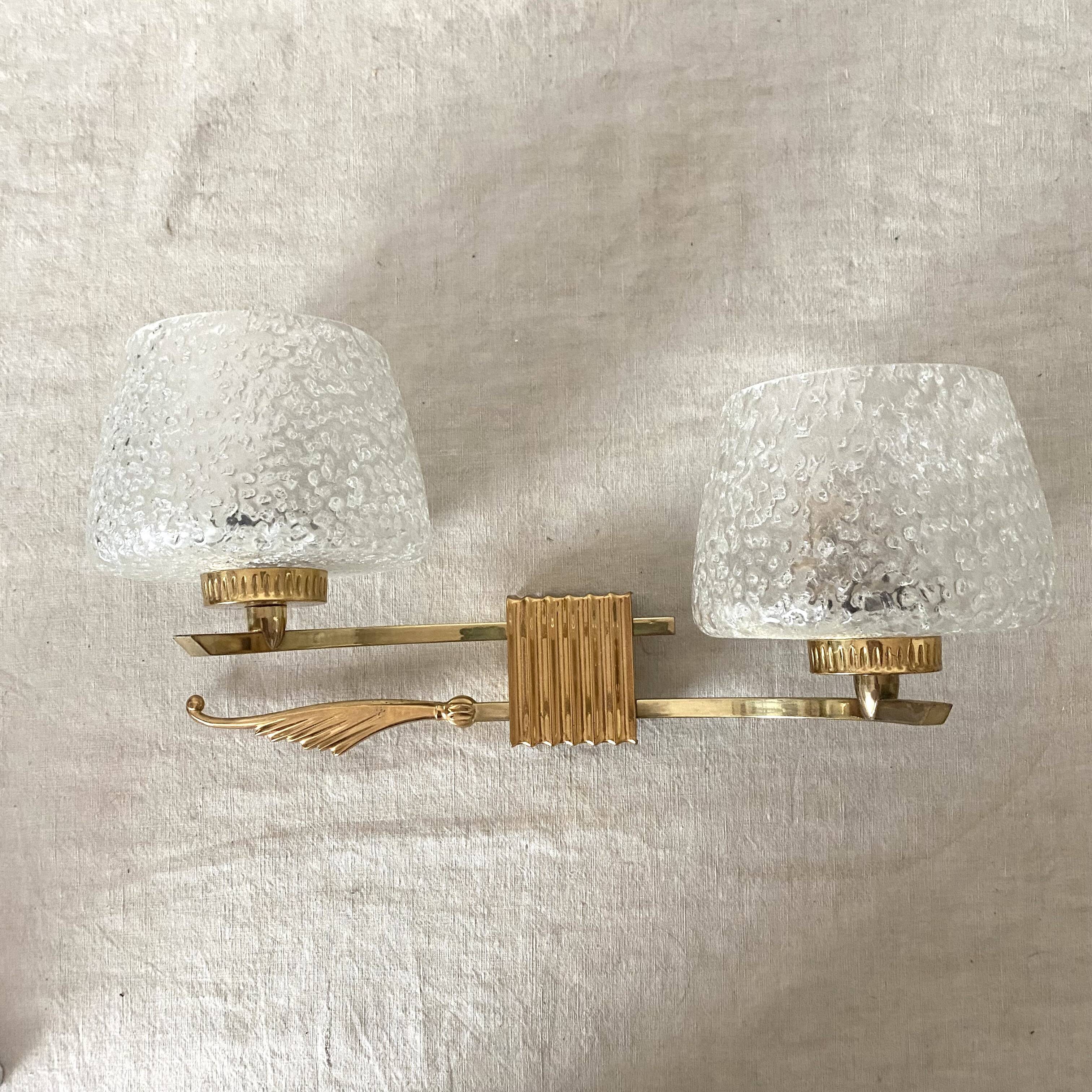 Double wall light in gold-tone metal and bubbled glass, Italian design from the 1960s