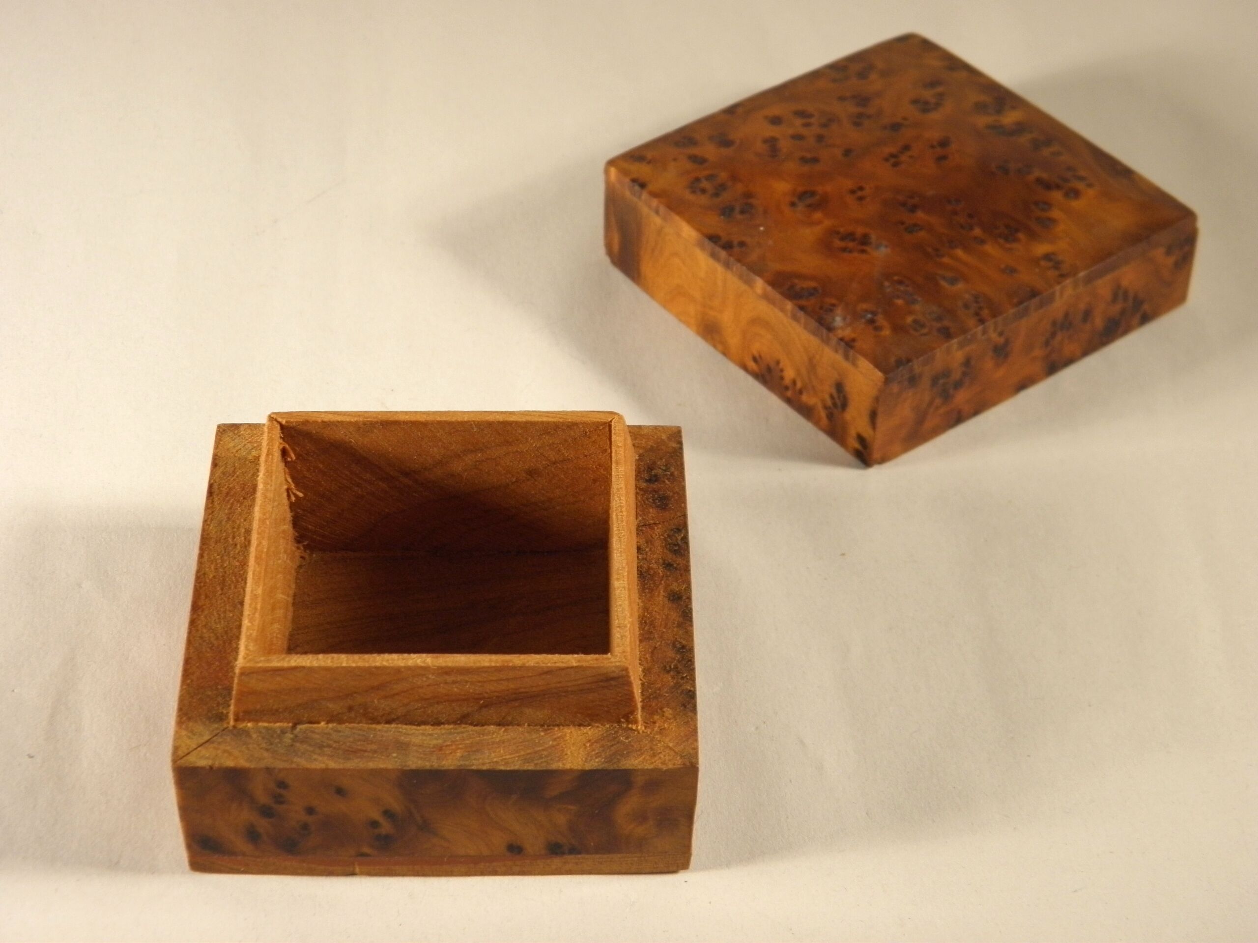 Cedar magnifying glass box 6.5 x 6.5 cm