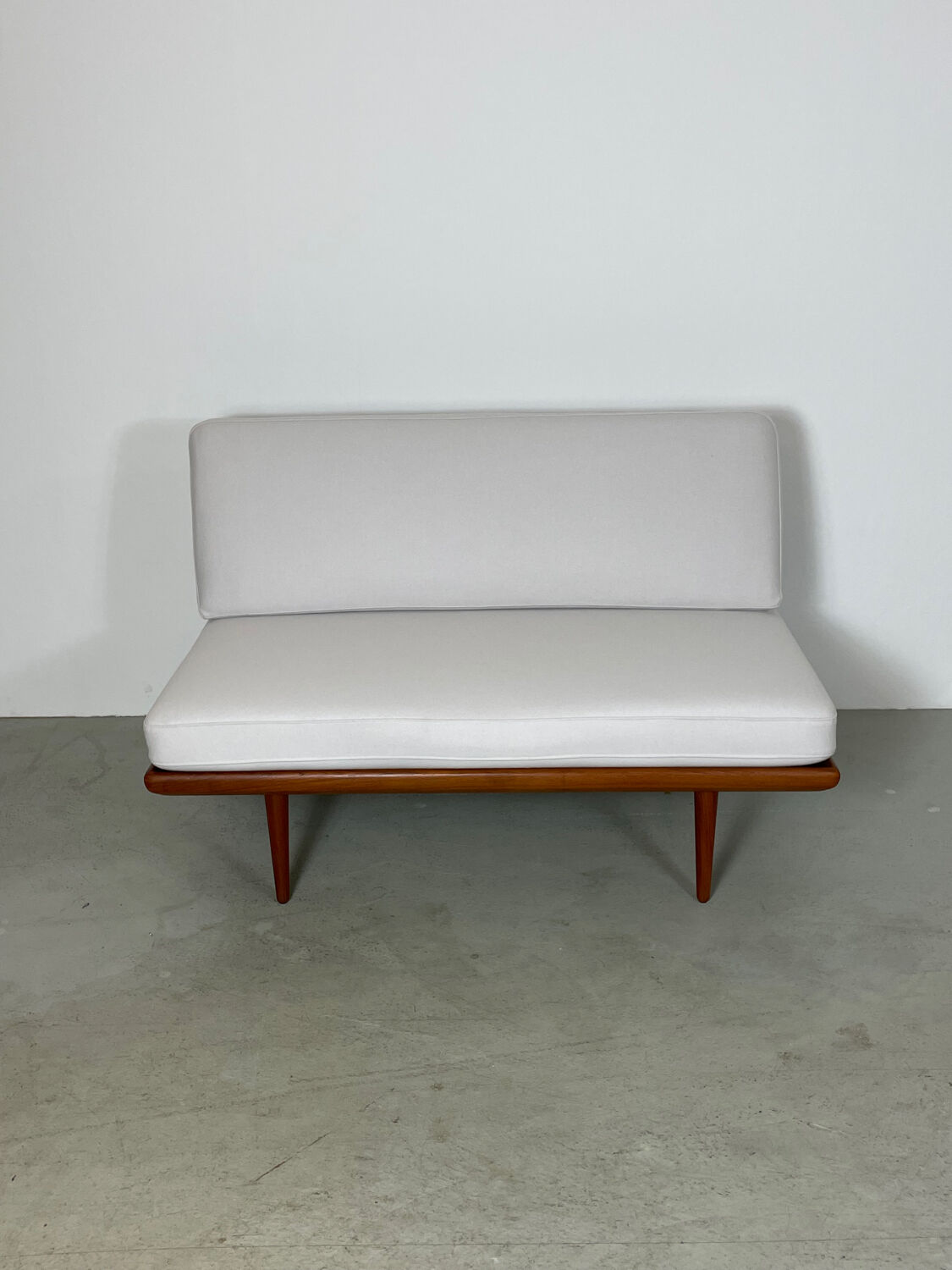 MidCentury 2-seater Model Minerva by Hvidt & Mølgaard