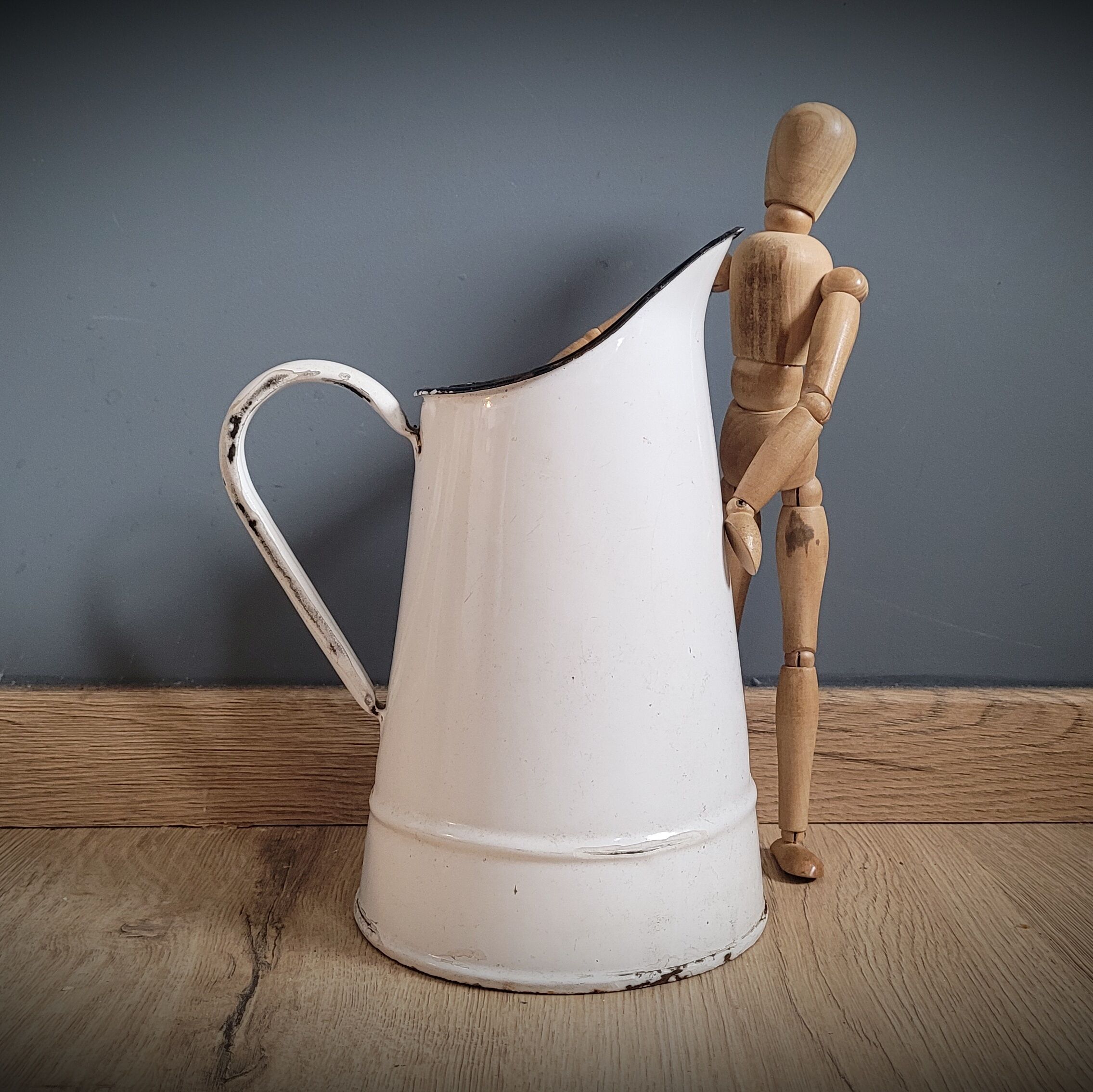 White enamelled broc P