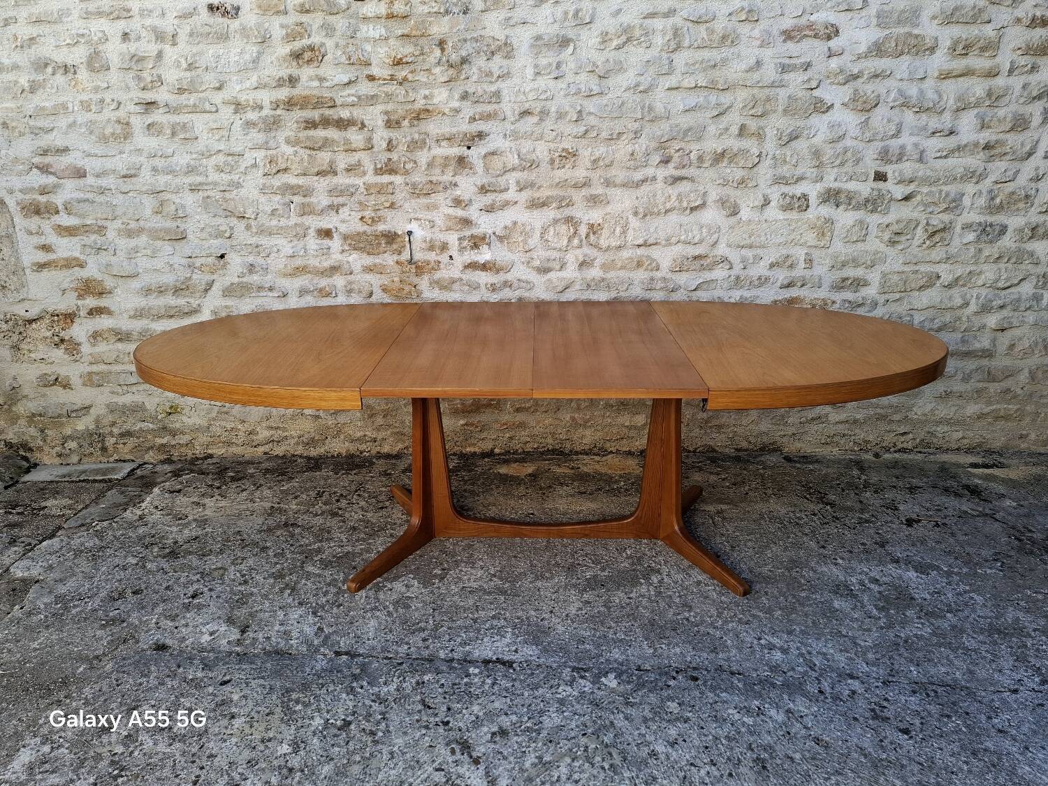 Baumann oval table