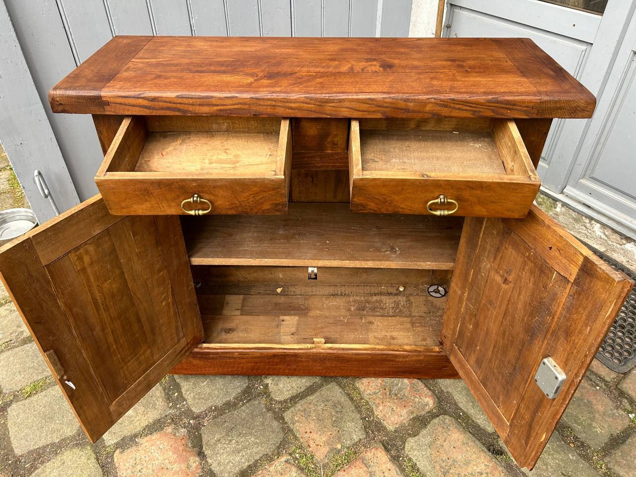 Parisian buffet on skirting boards