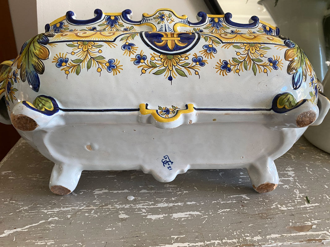 Large hollow dish / cut on feet