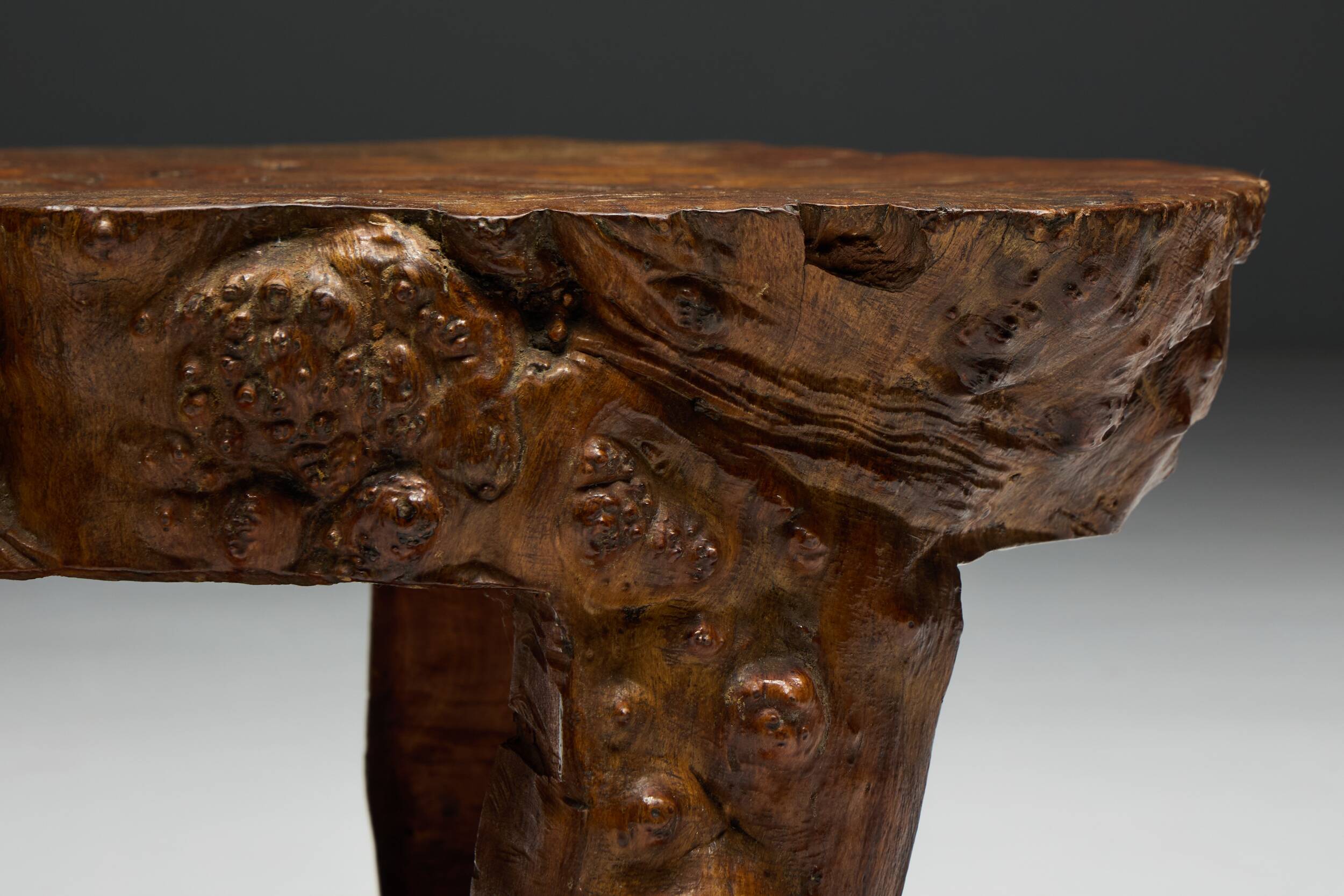 Table basse en bois de burl organique, France, années 1950