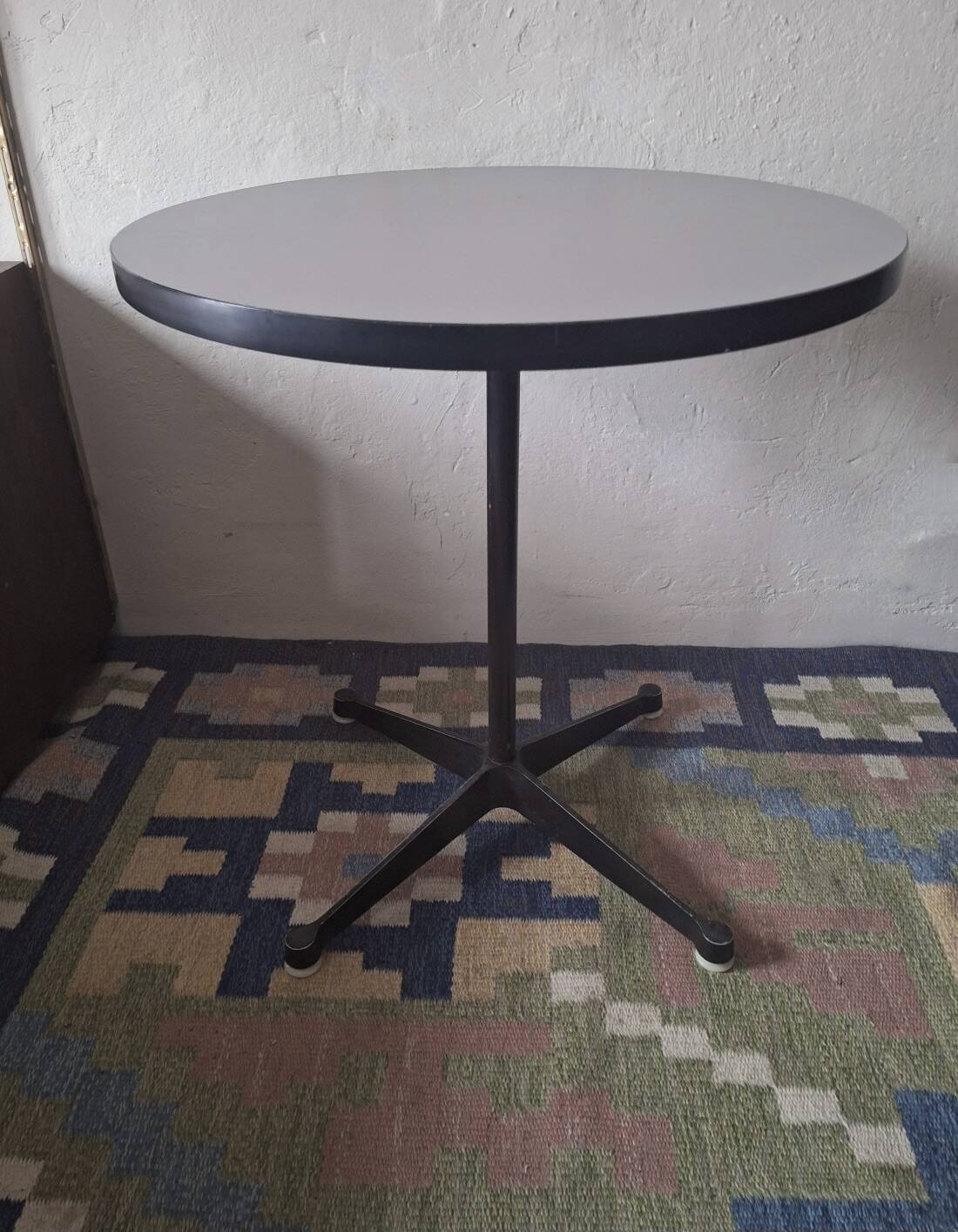 Table bistro circulaire Eames Vitra avec base contract, années 1960-70.