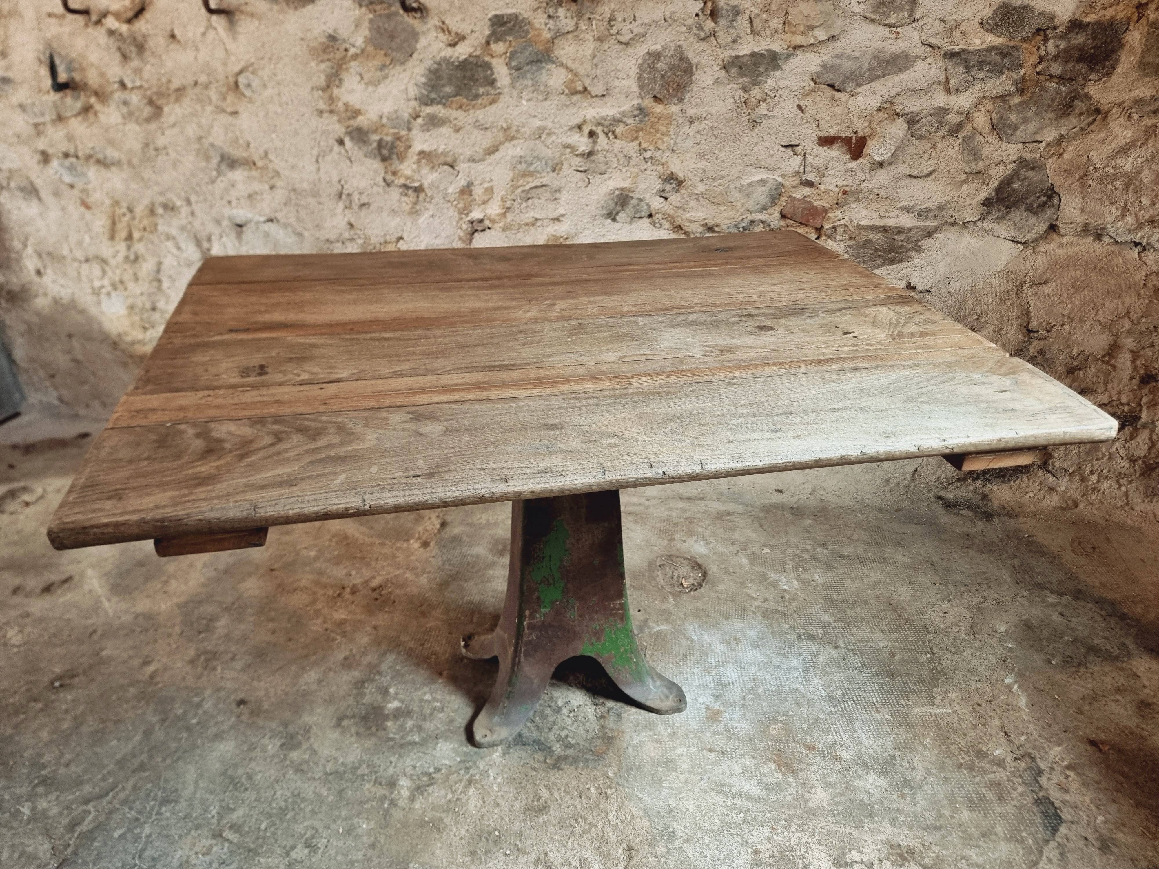 Table ancienne en chêne massif sur piètement en fonte – France, XVIIIe sièc