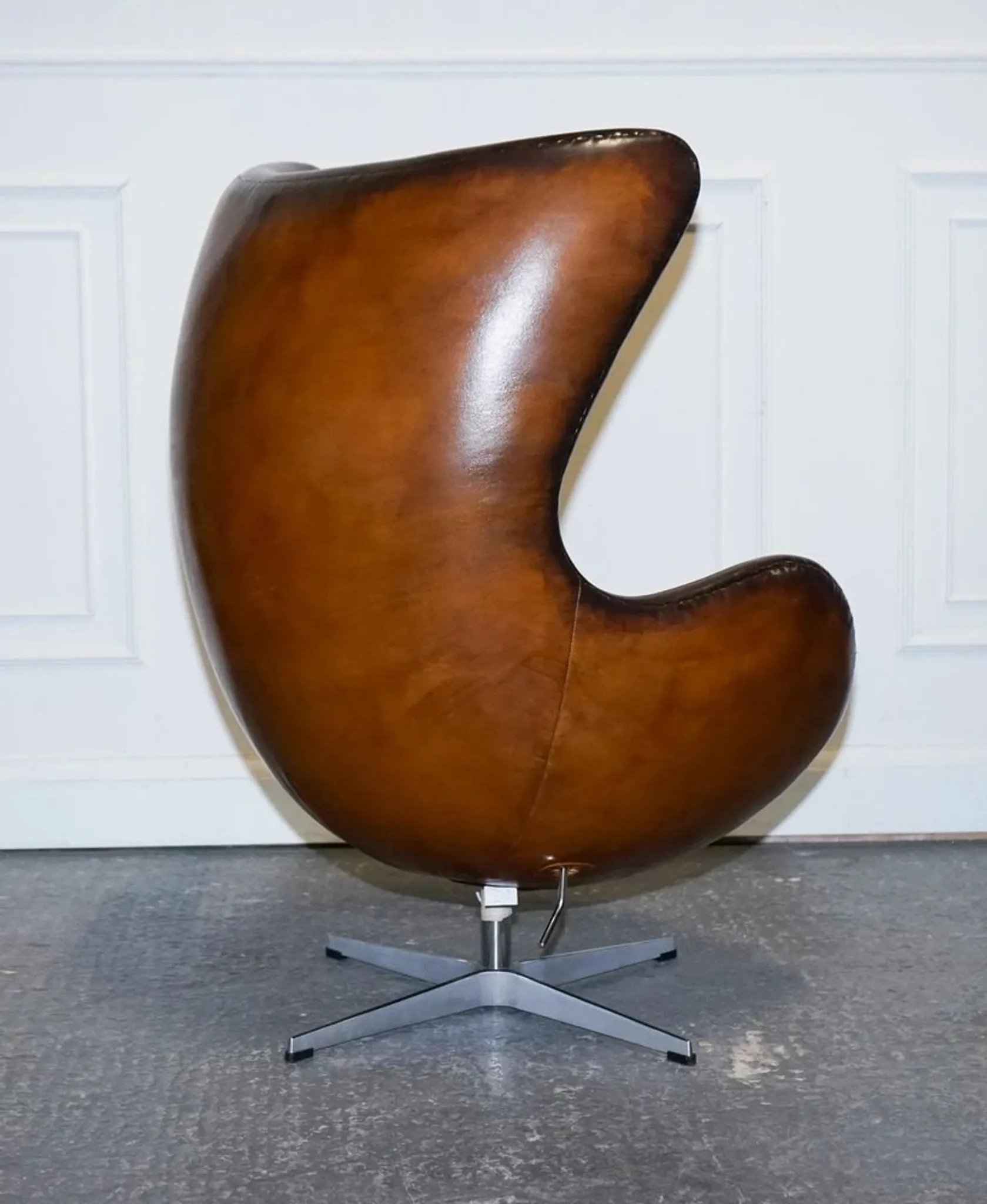 Chaise Egg Vintage Teintée à la Main en Brun Whisky