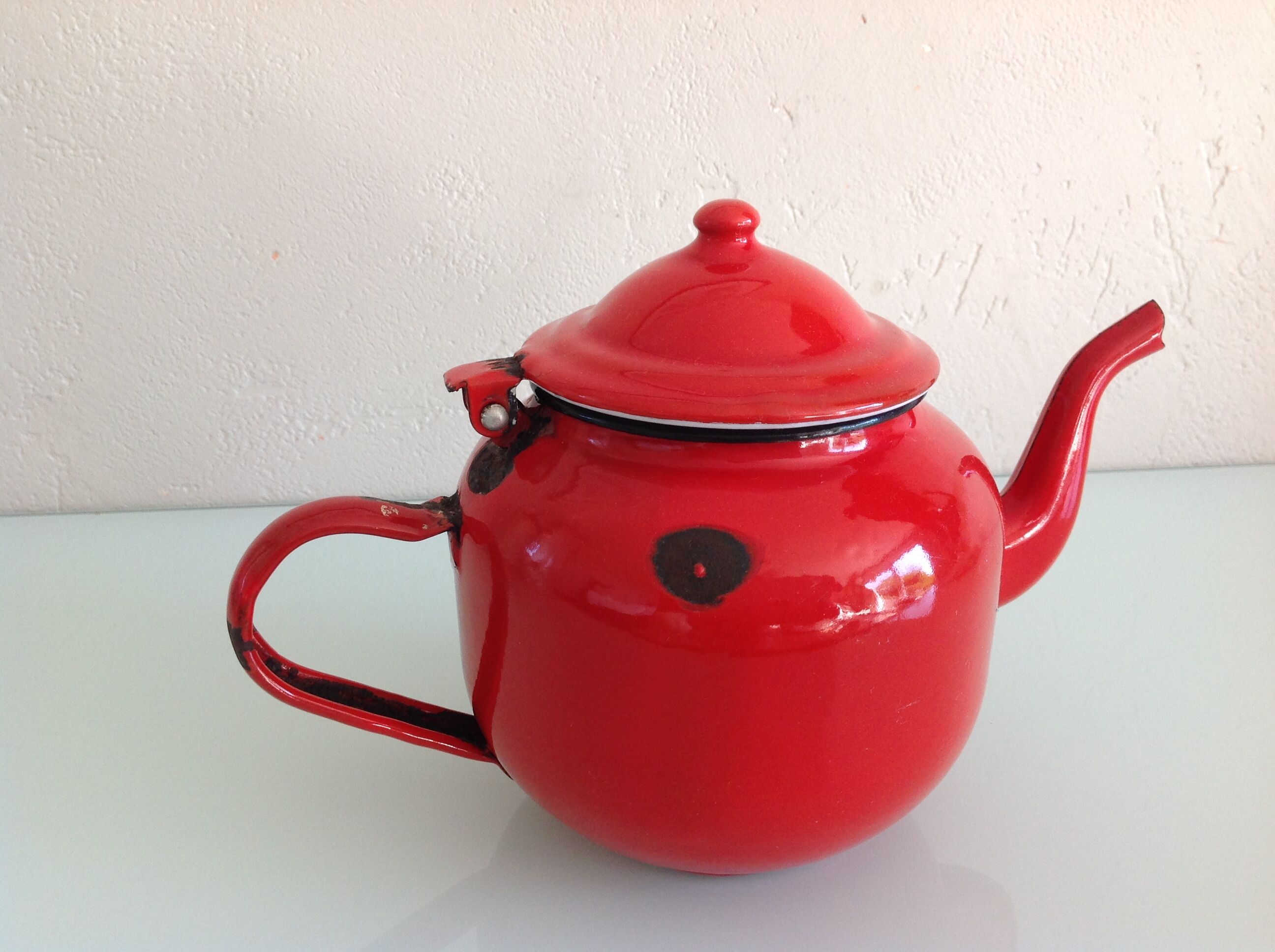 Enamelled red teapot 50/60