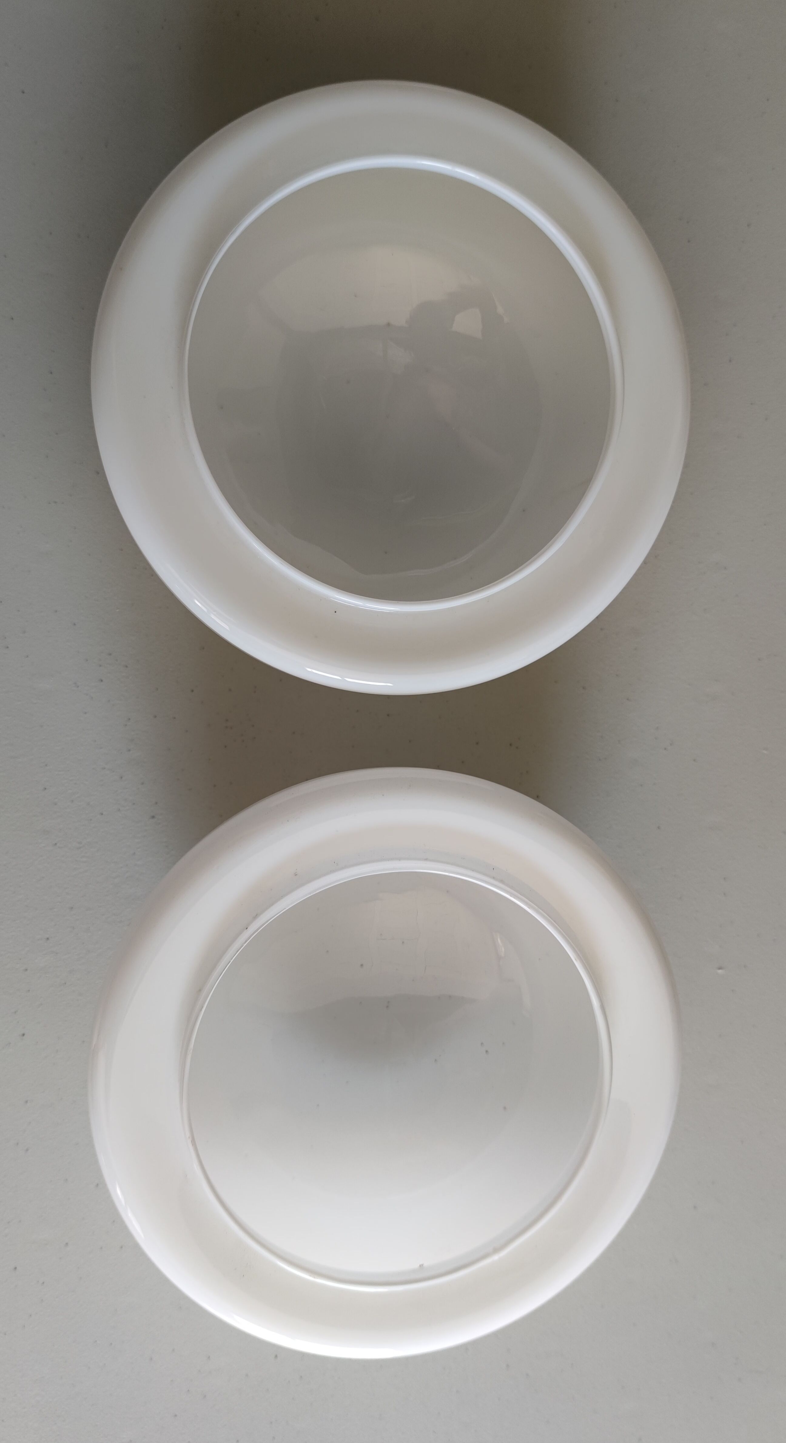 2 ceiling lights/globes