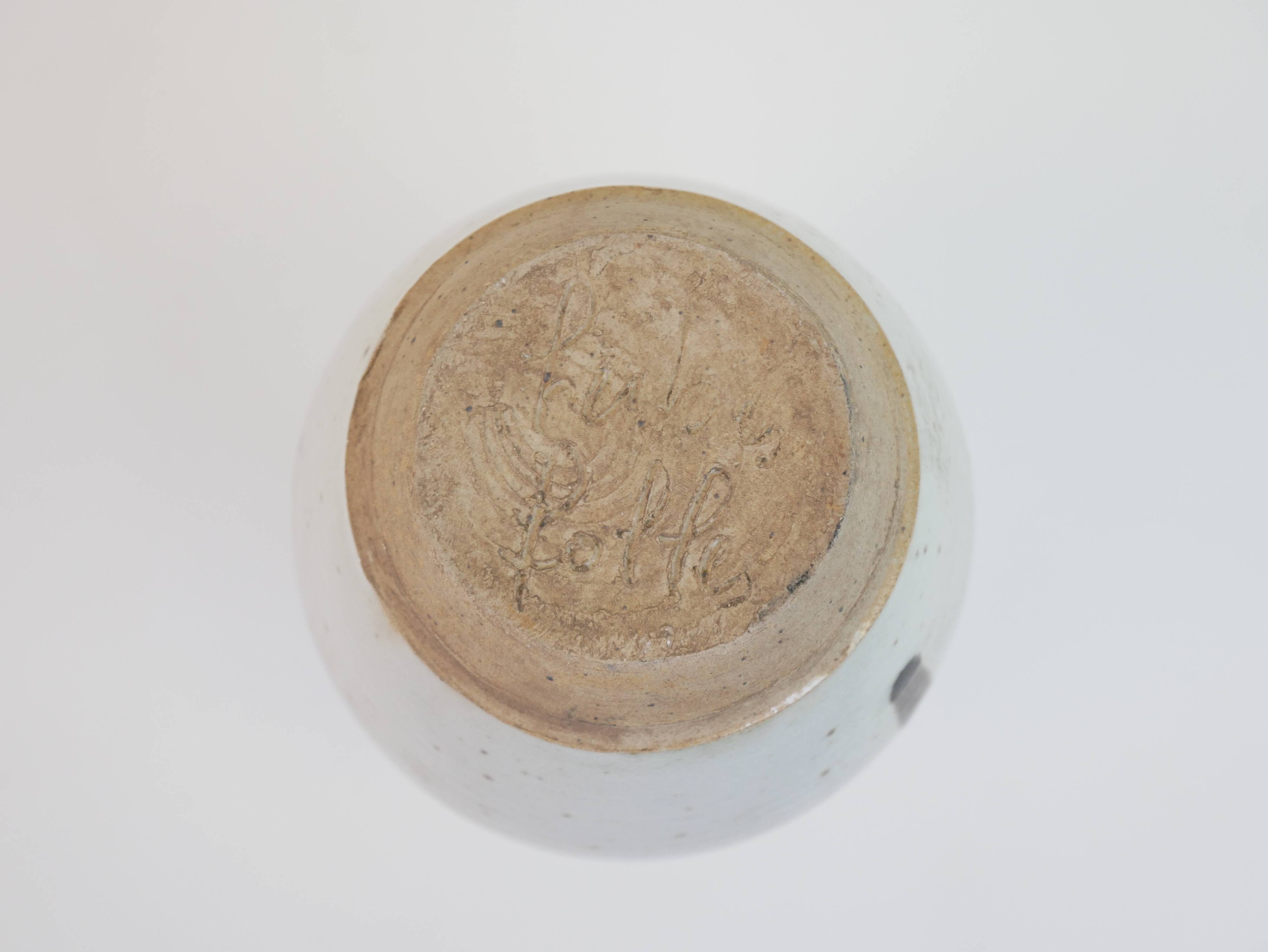 Bouteille en grès à motif végétal abstrait signé Herbes Folles