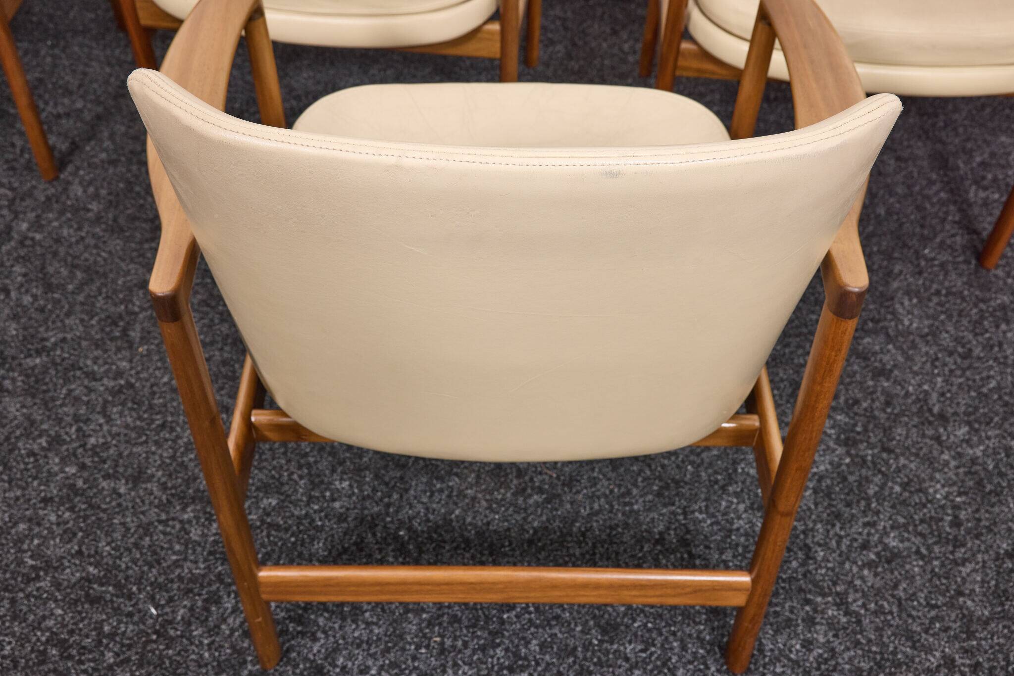 Chaises de salle à manger/conférence vintage avec accoudoirs en noyer et cuir vinyle d'origine b