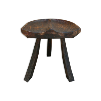 Tabouret tripode en bois massif, sculpté à la gouge