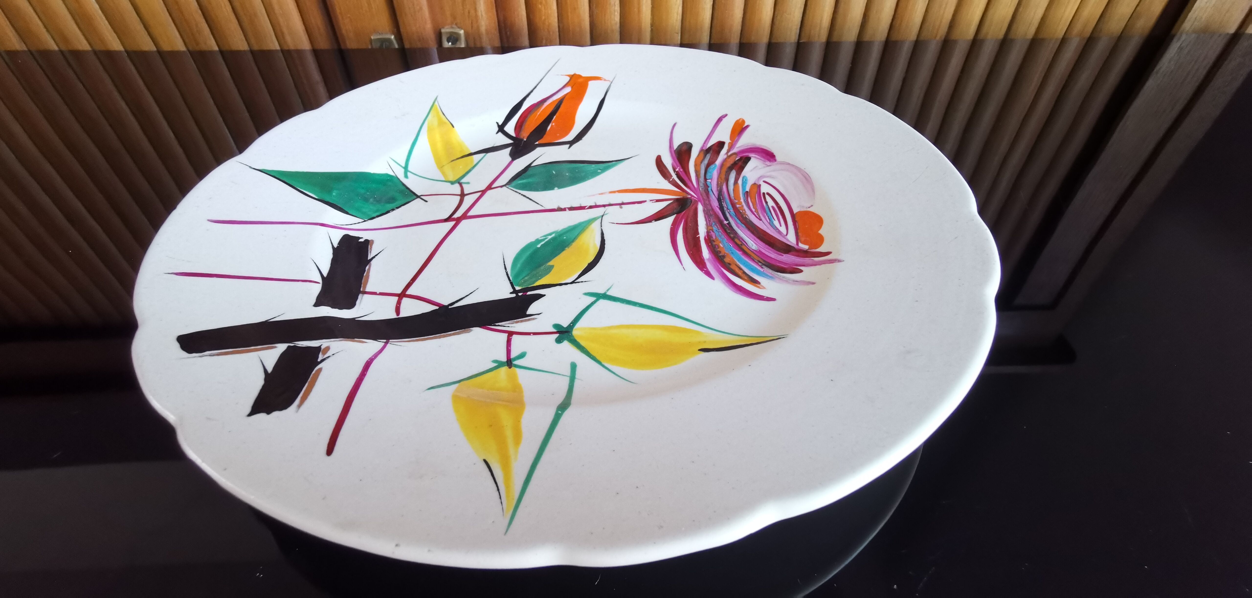 Longwy plate from the 60s decorated by hand