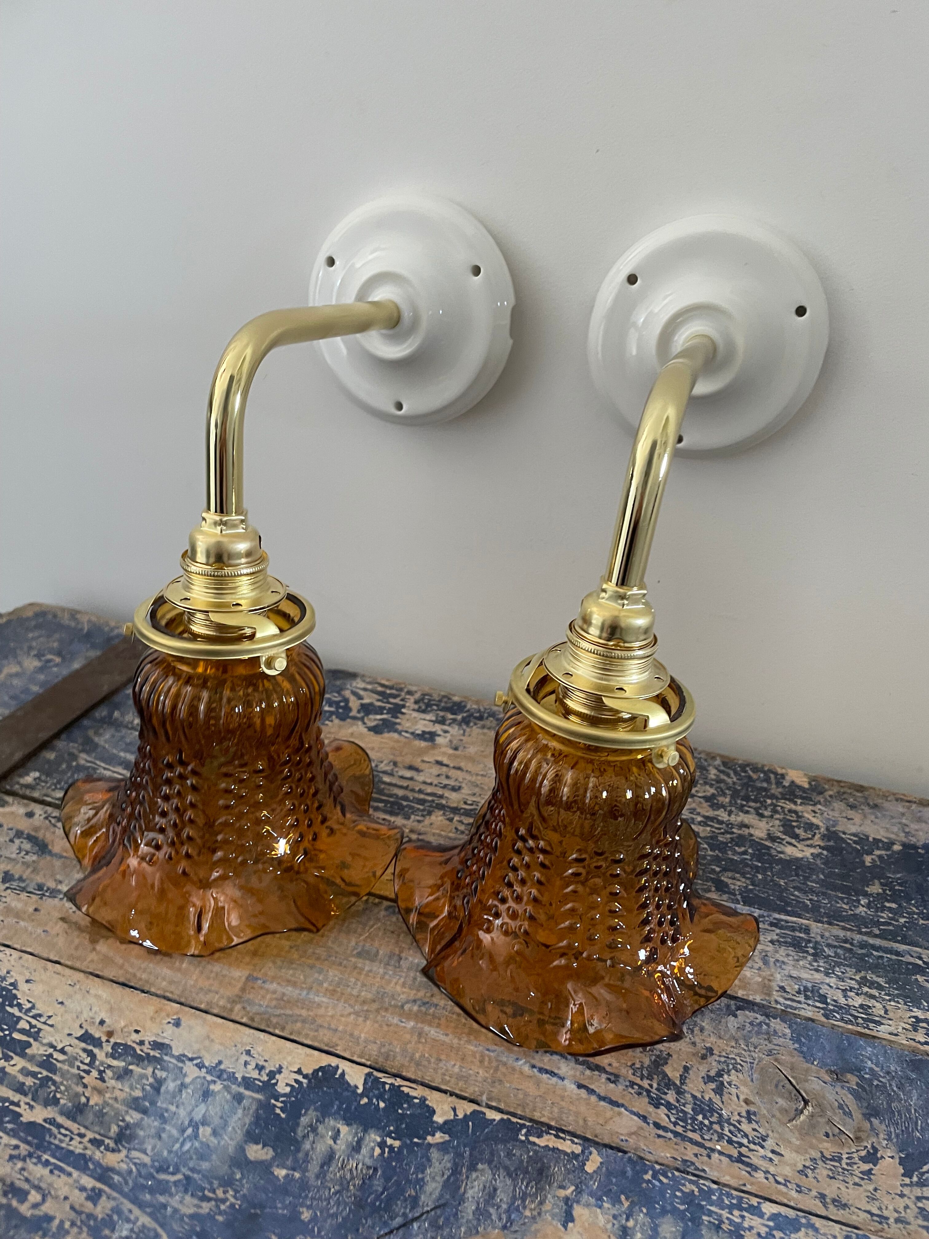 Paire d’appliques vintage en verre ciselé ambré