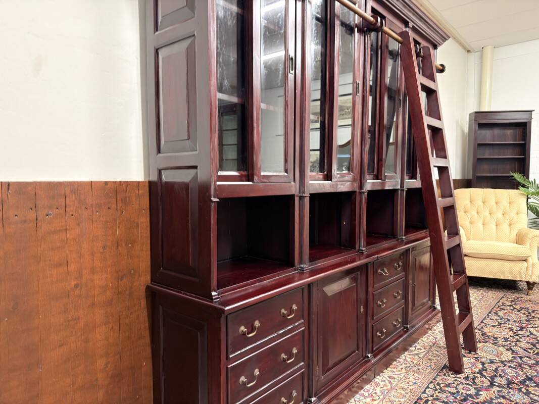 Bibliothèque anglaise avec échelle