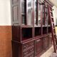 Bibliothèque anglaise avec échelle