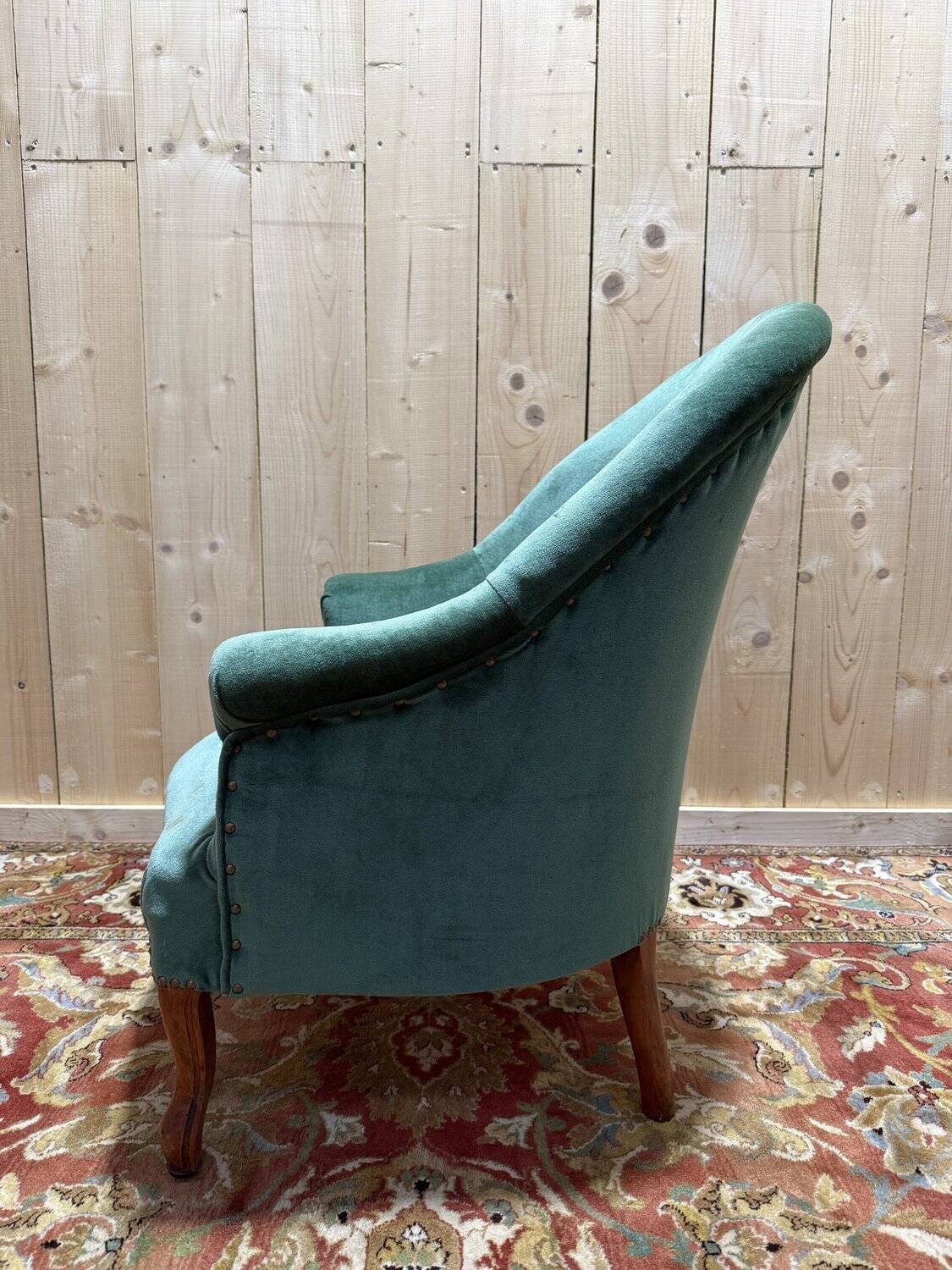 Napoleon III period crapaud armchair in green velvet.