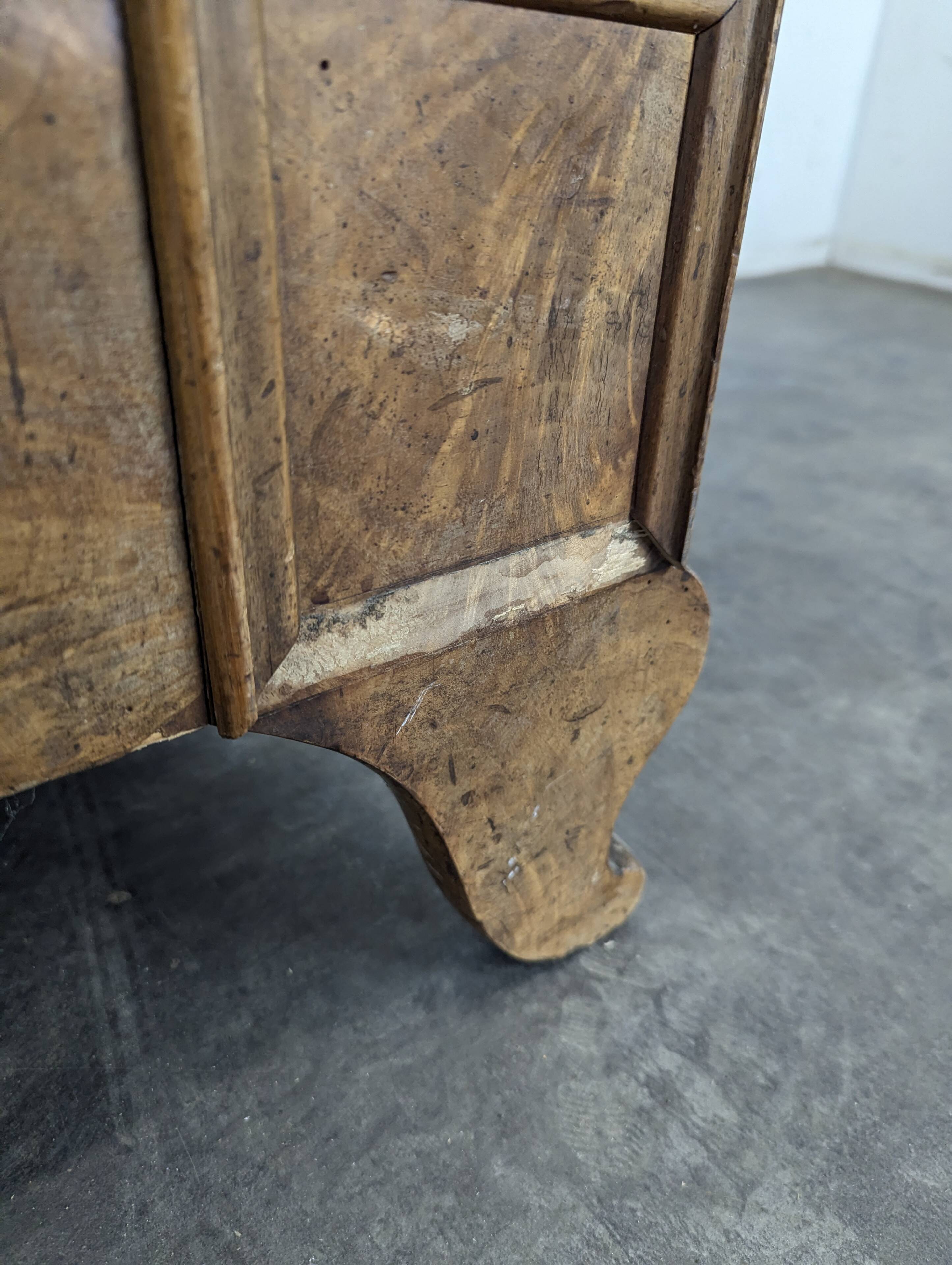 Restoration period banquette in flame mahogany