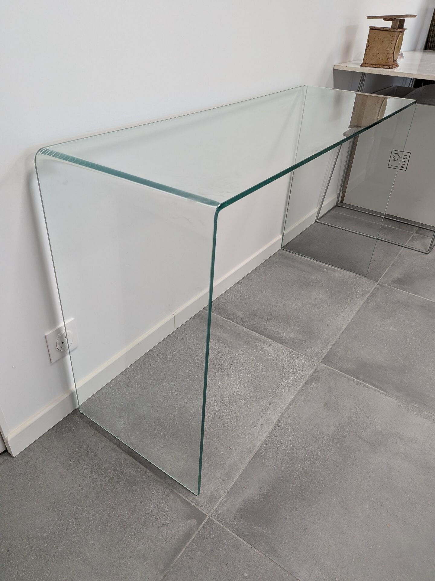 Minimalist curved glass console design – 120 cm