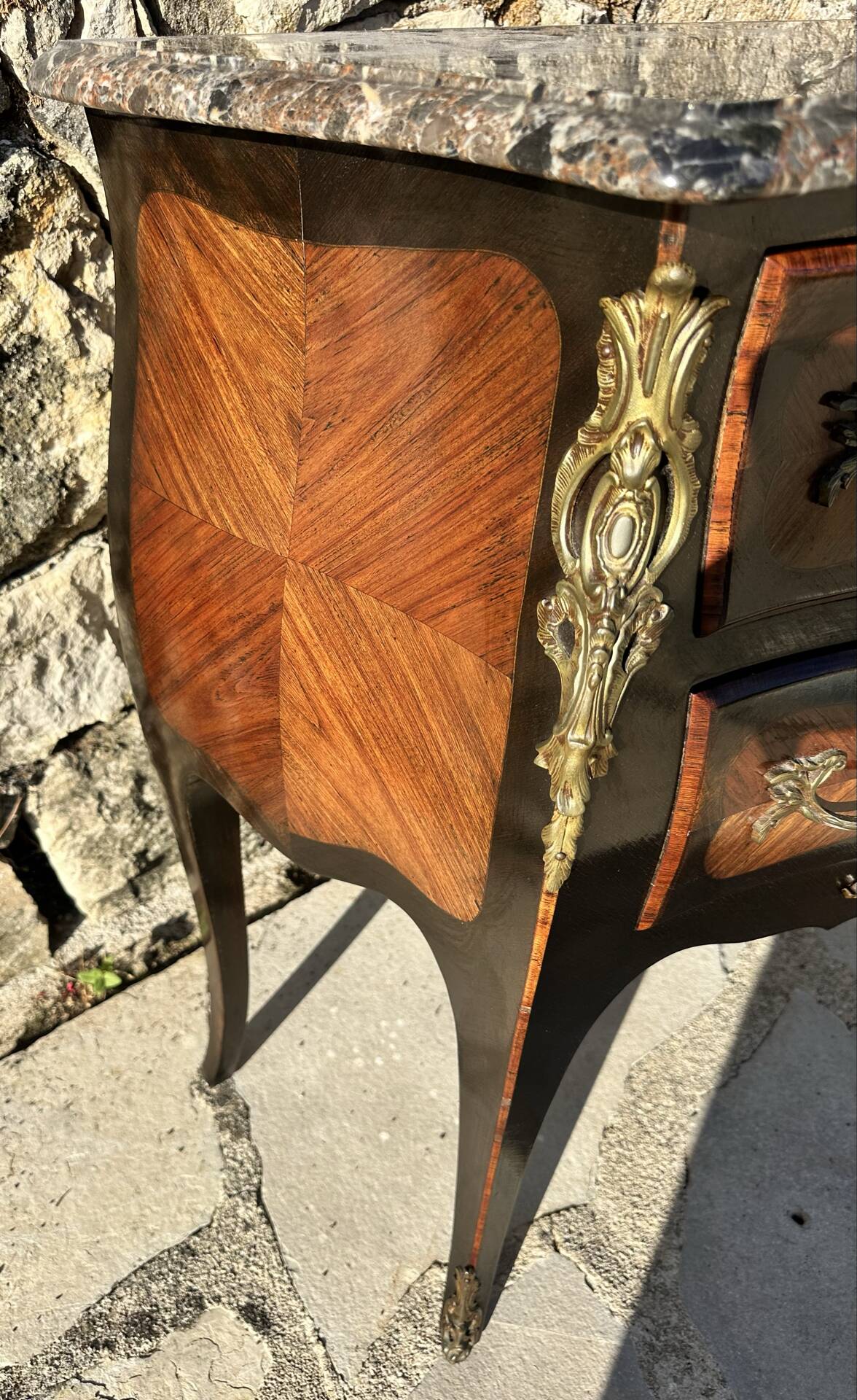 Petite commode sauteuse de style Louis XV .