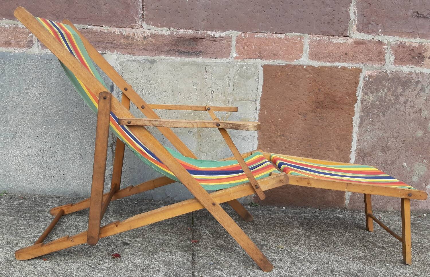 Vintage deckchair, lounge chair or chaise longue
