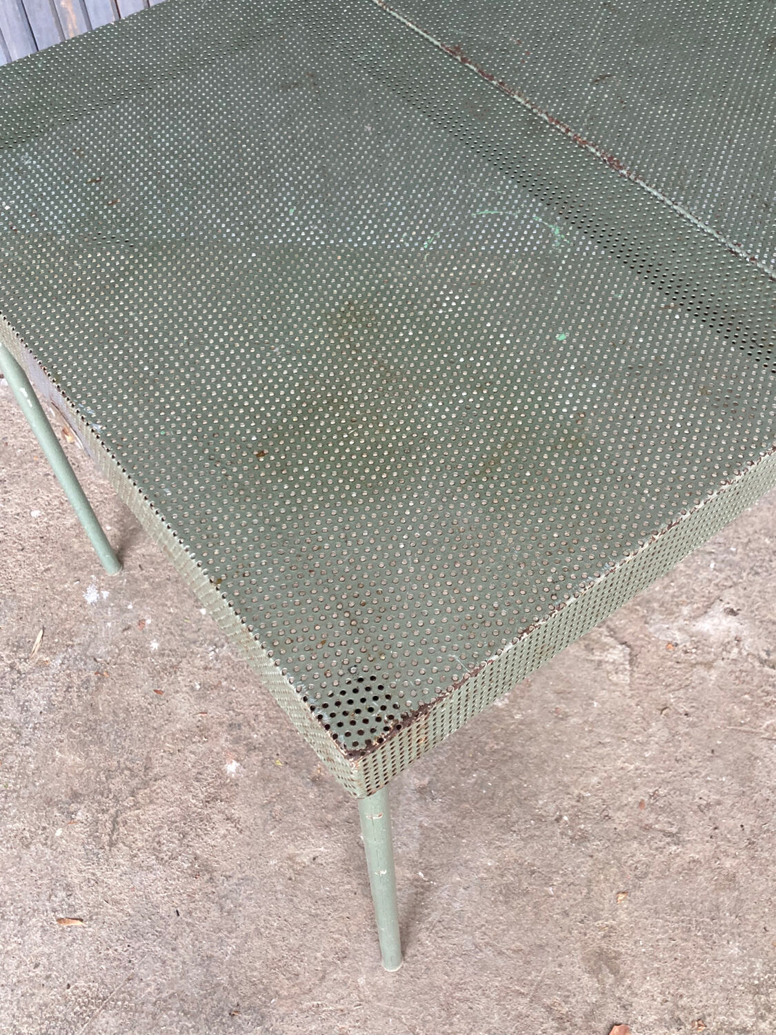 Table ou console en métal perforé