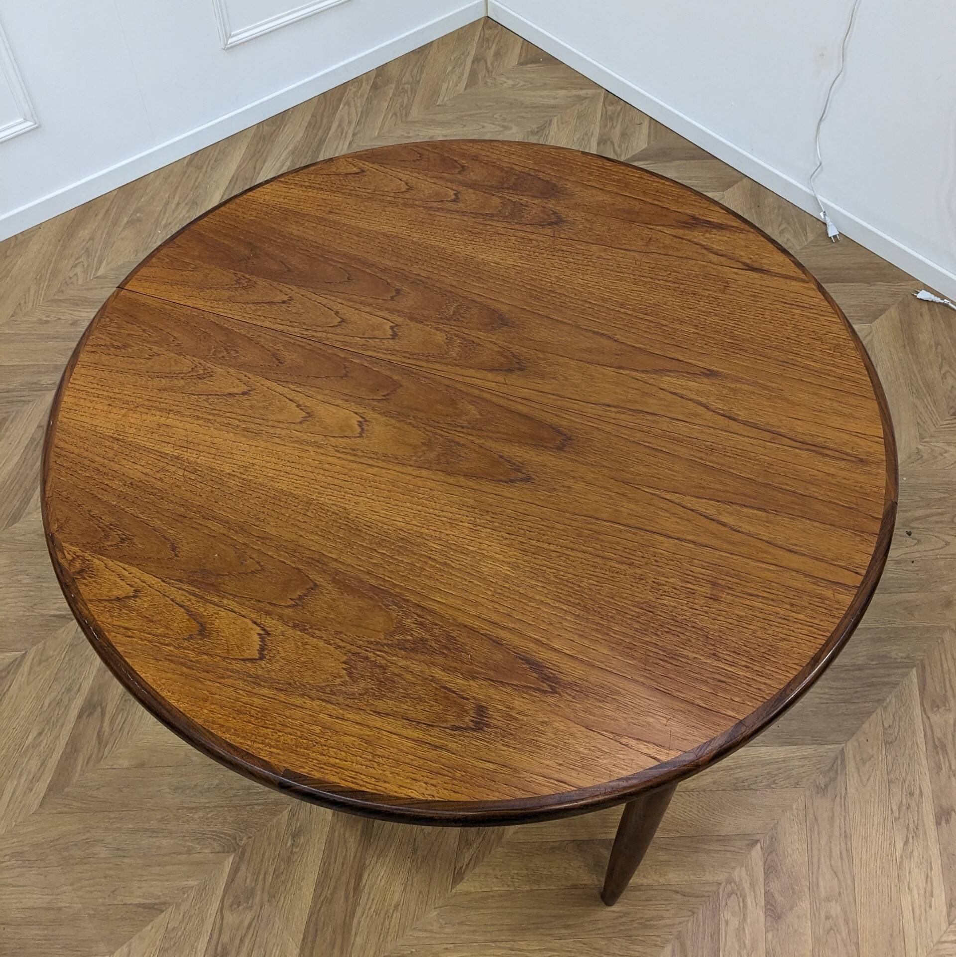 Table à manger ronde et extensible éditée G-Plan
