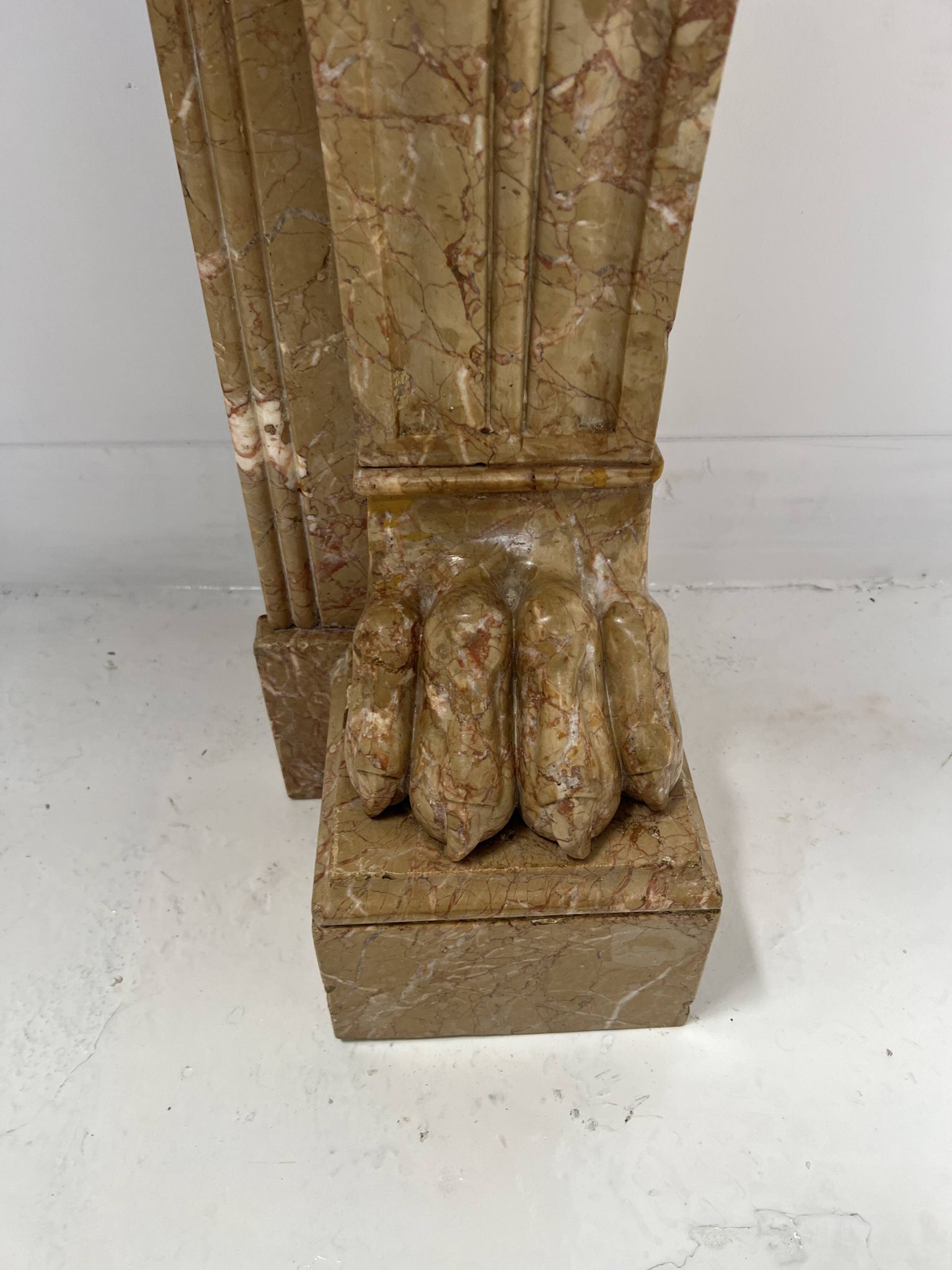 Napoleon III fireplace with claw feet in speckled marble, 19th century.