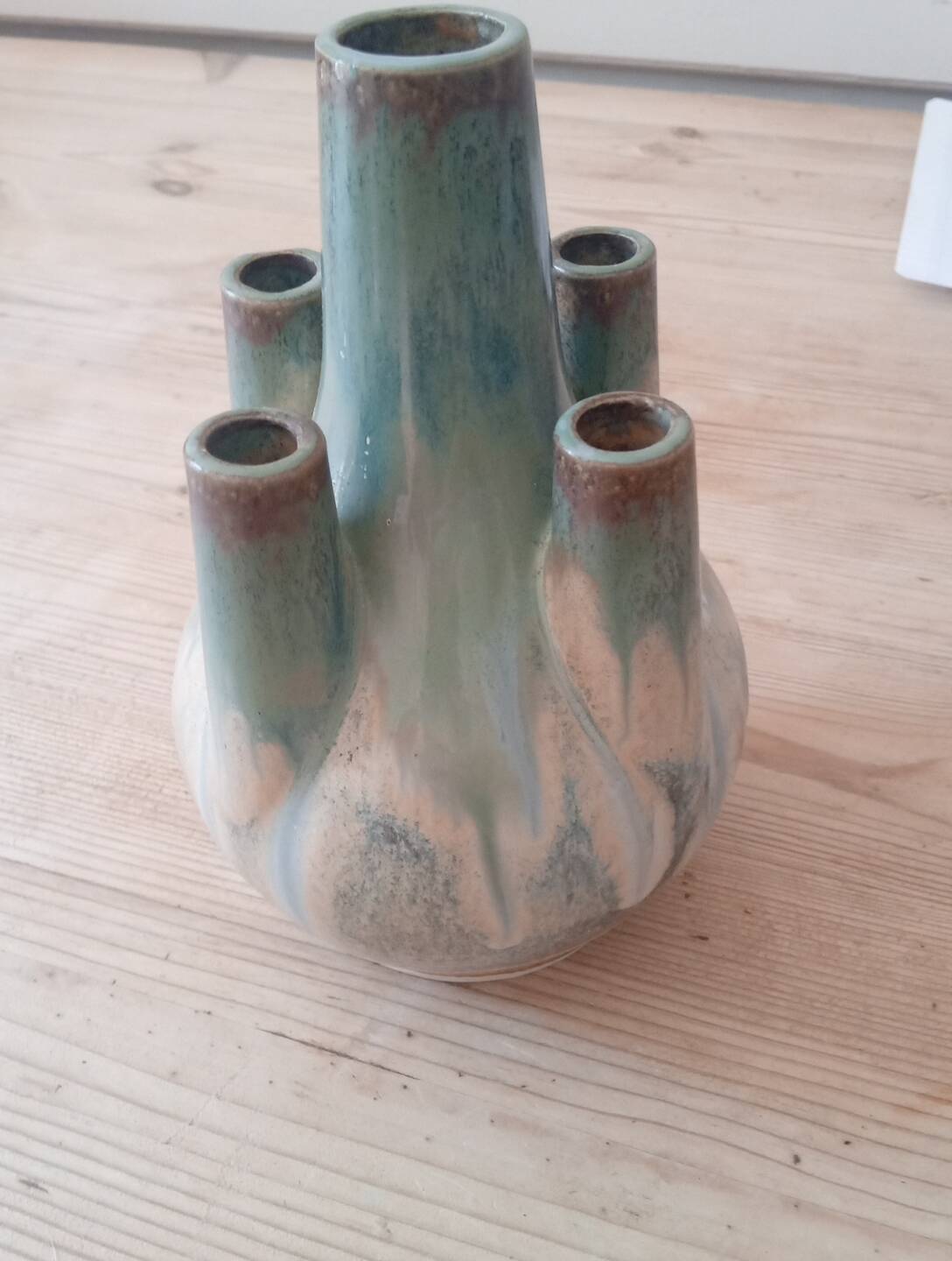 Flower-shaped stoneware vase