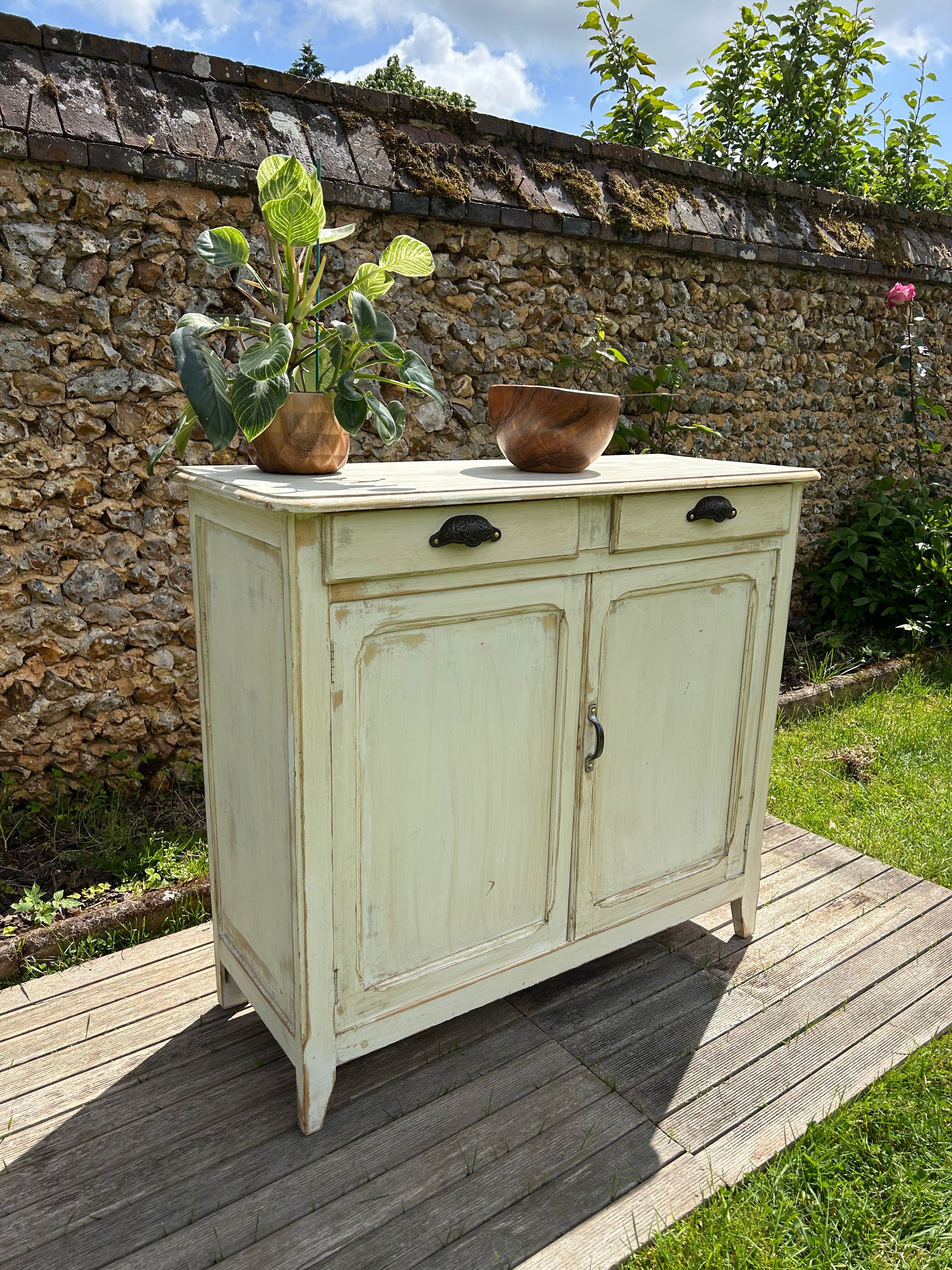 Buffet parisien vintage patine blanche