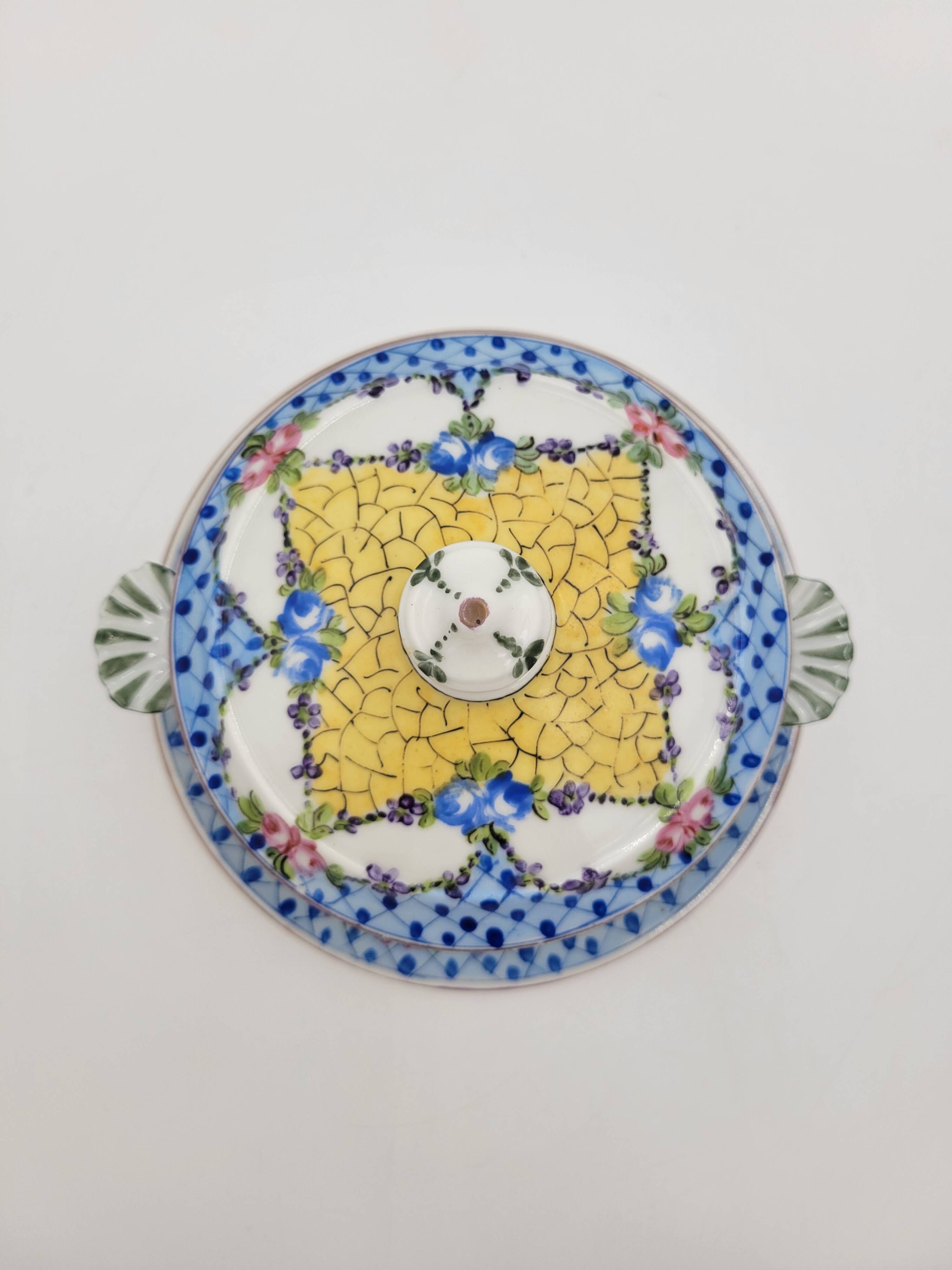 Bouillon and its porcelain display