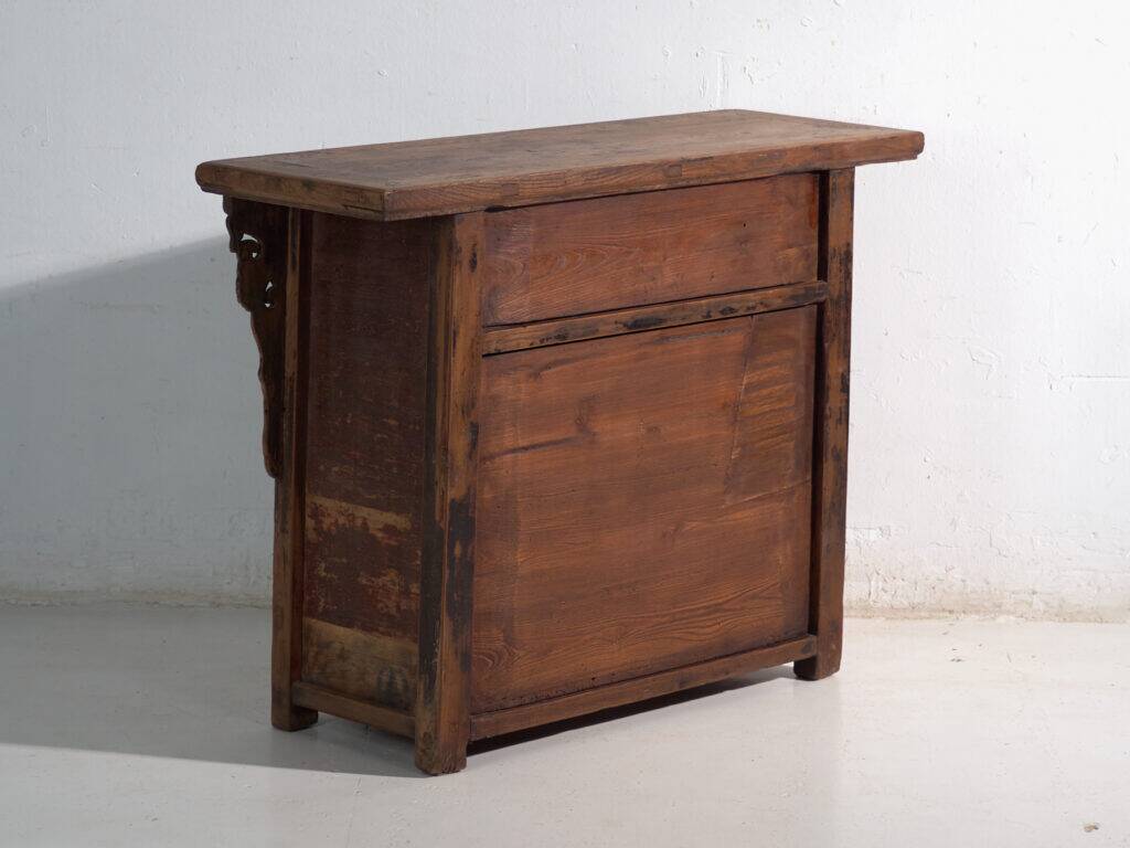 Buffet ancien en pin à panneaux sculptés – Chine, vers 1900