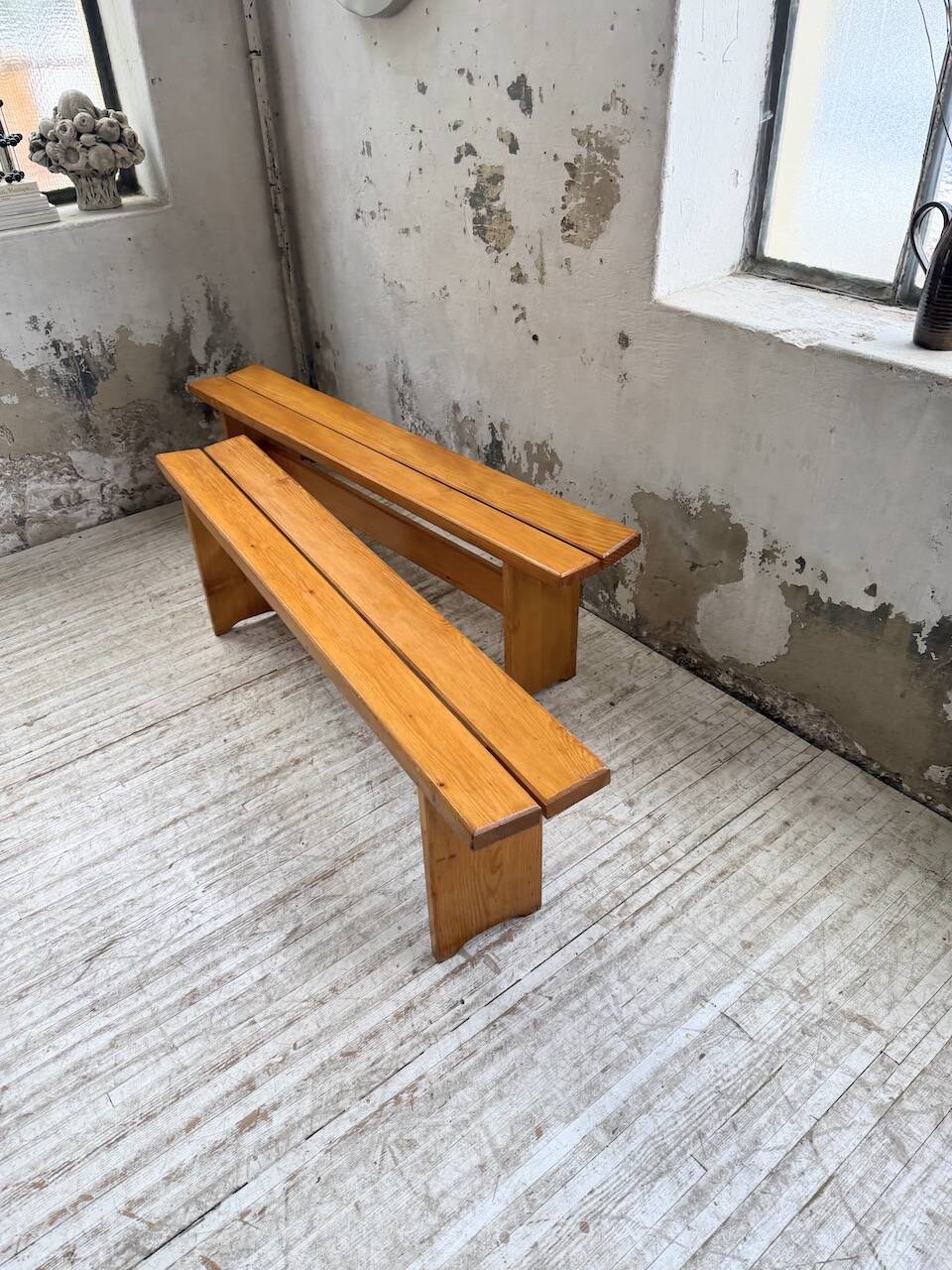 Paire de bancs en pin Charlotte Perriand Les arcs