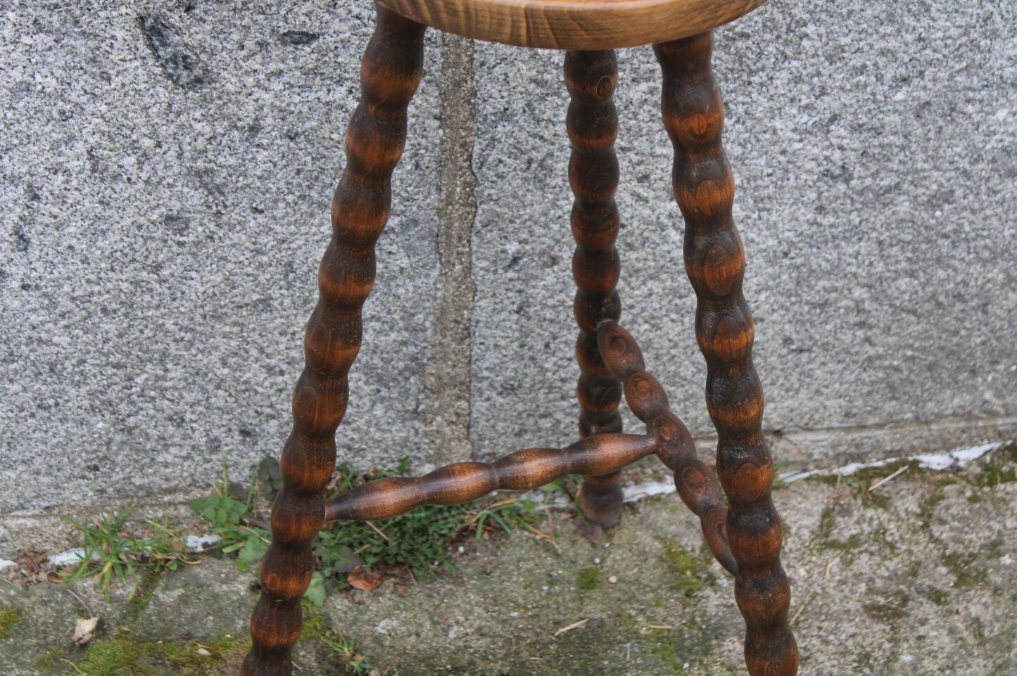 Tripod stool with bumped legs