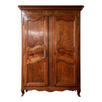 Louis XV period wardrobe in solid walnut, quality regional craftsmanship.