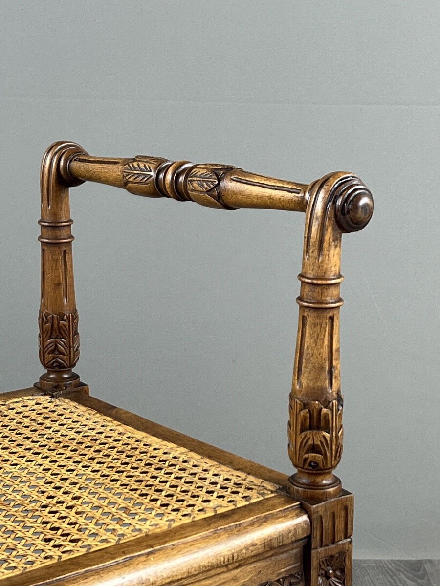 Banquette / tabouret en bois sculpté et cannage, XXe siècle