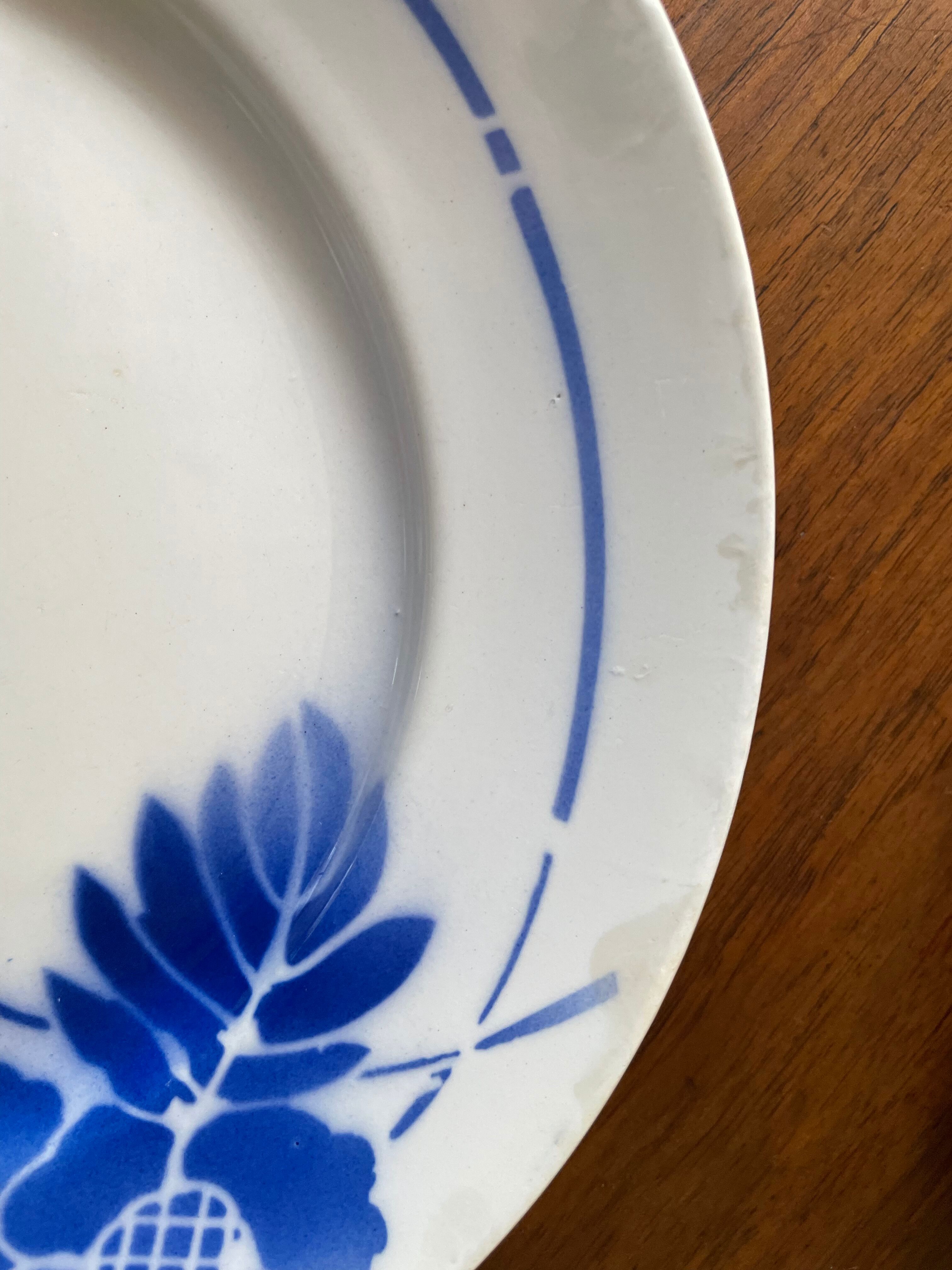 Set of 4 flat plates mismatched